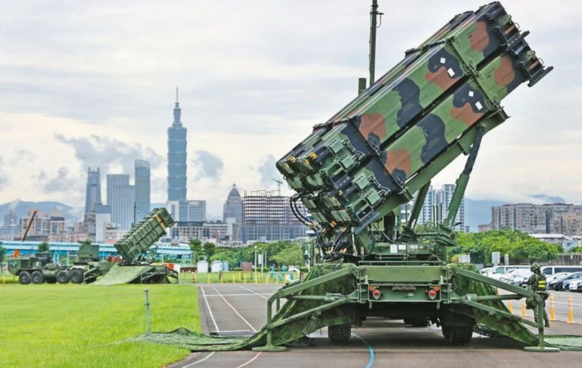 2025年7月12日汉光41号演习期间，台湾军方在台北观山河滨公园部署爱国者飞弹防御系统。（档案照）