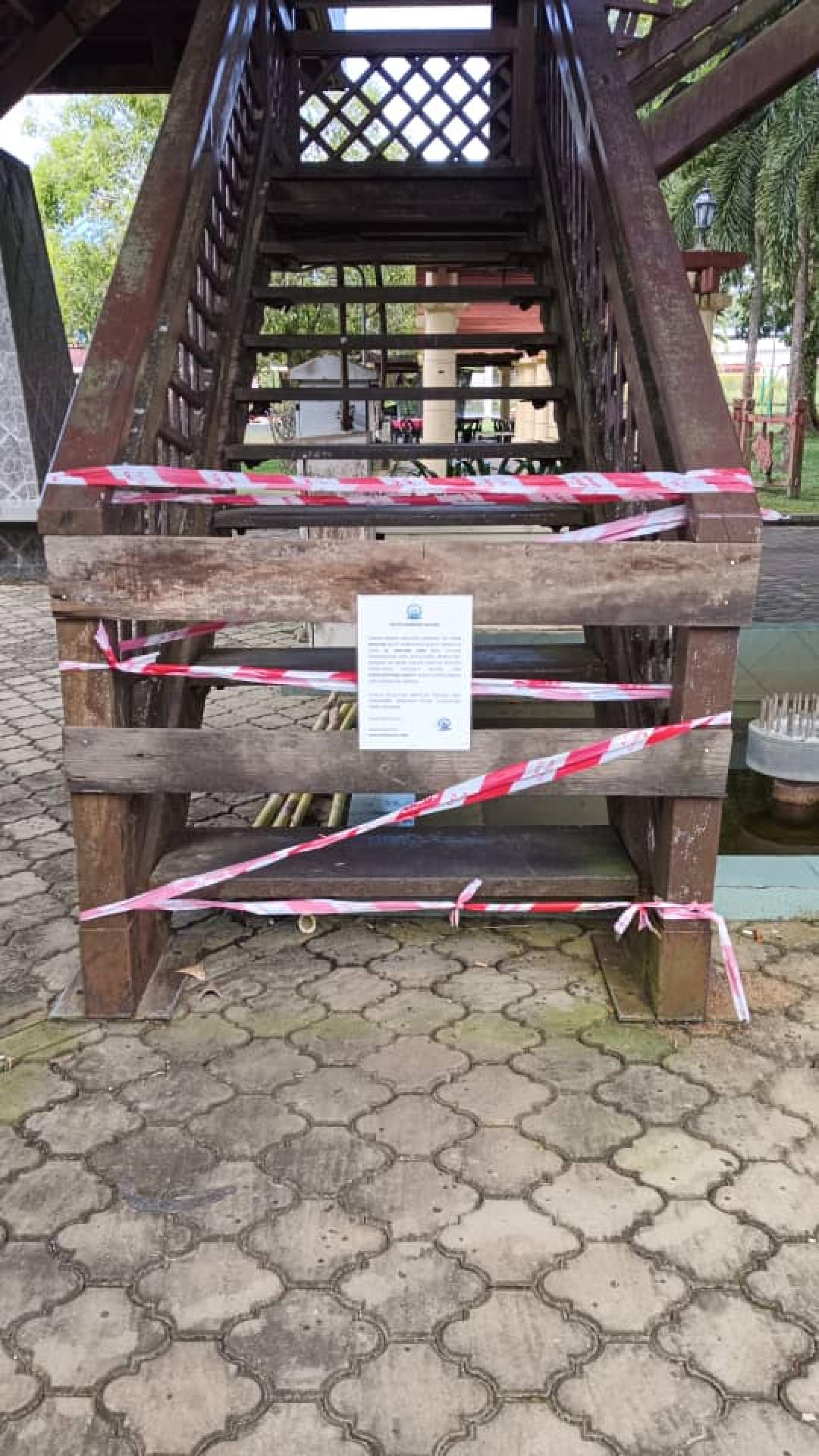 美里公共公园范围内油井造型独立式观景台木板出现腐烂及破裂等安全问题，市政局封闭并暂时关闭，以保障民众安全。