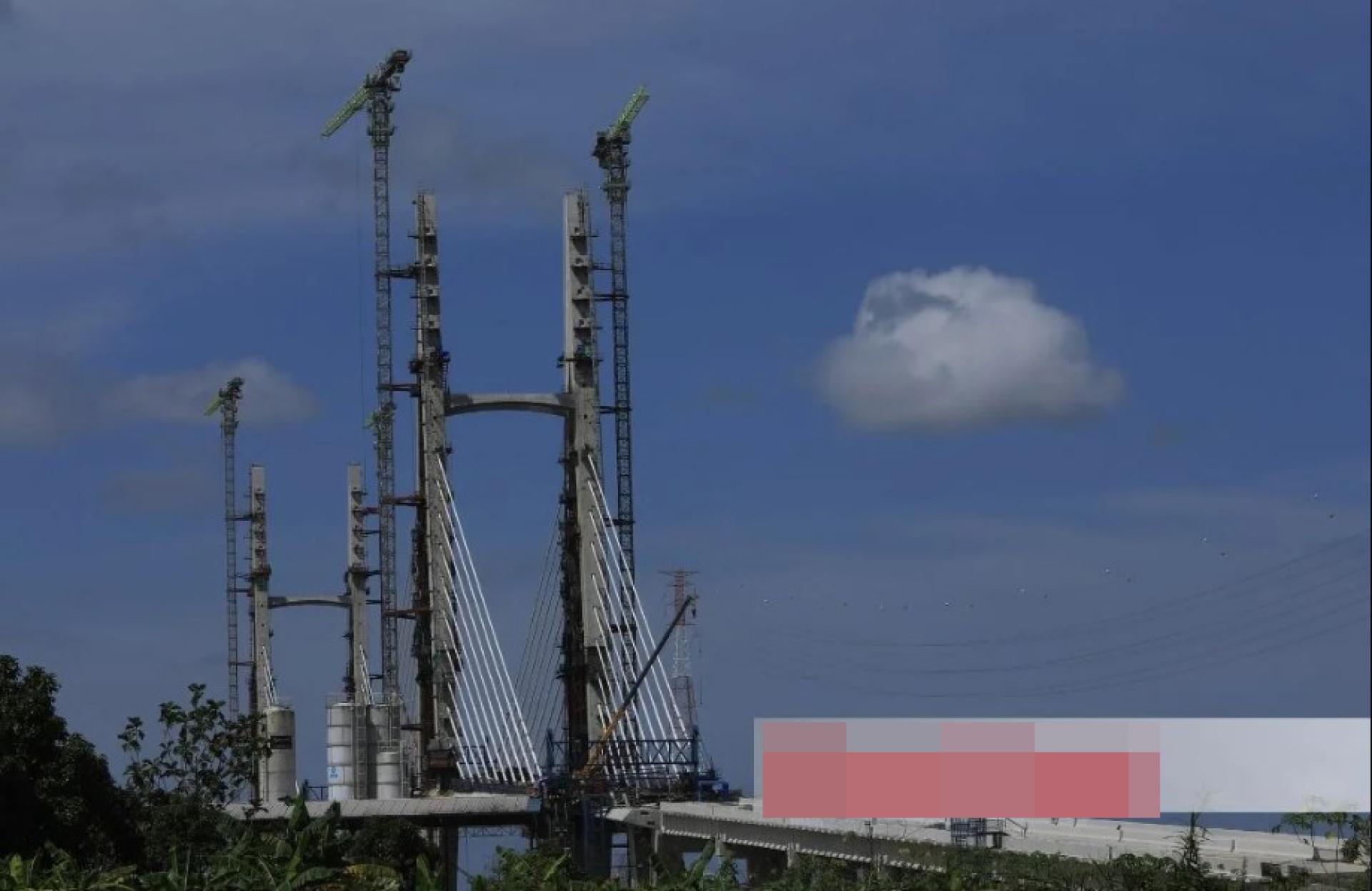 往返哥打三马拉汉、阿沙再也及沙东再也与古晋、柏特拉再也和德马克劳特一带上班的居民，未来将不再面对目前高峰时段的严重交通拥堵。这座耗资3亿6000万令吉、全长1.28公里、桥面高出砂拉越河26米的大桥，预计于2026年3月投入使用，目前工程进度接近80%。