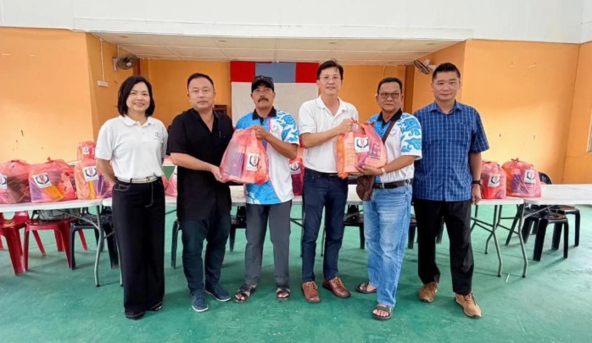 古晋、三马拉汉及西连区华团联合会今日向西连水灾受影响的灾民移交援助物资。