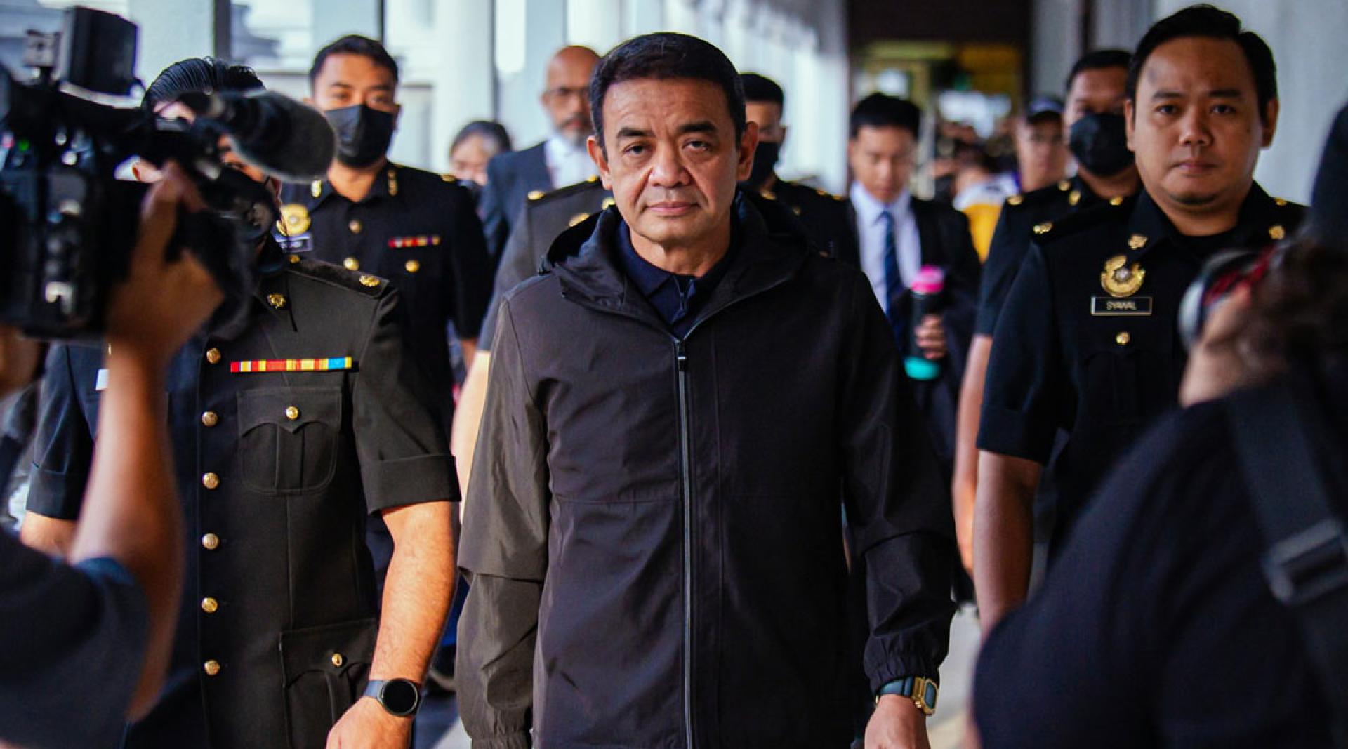 前陆军司令被控收取逾212万令吉非法收益。