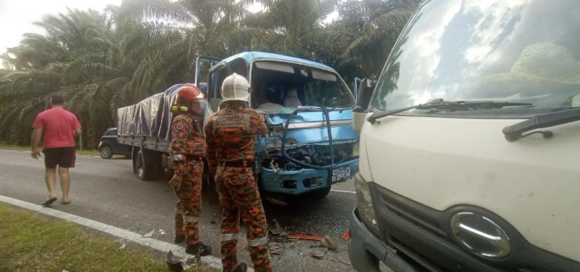 民丹莪Skim B路两辆罗里相撞，两名司机获救。