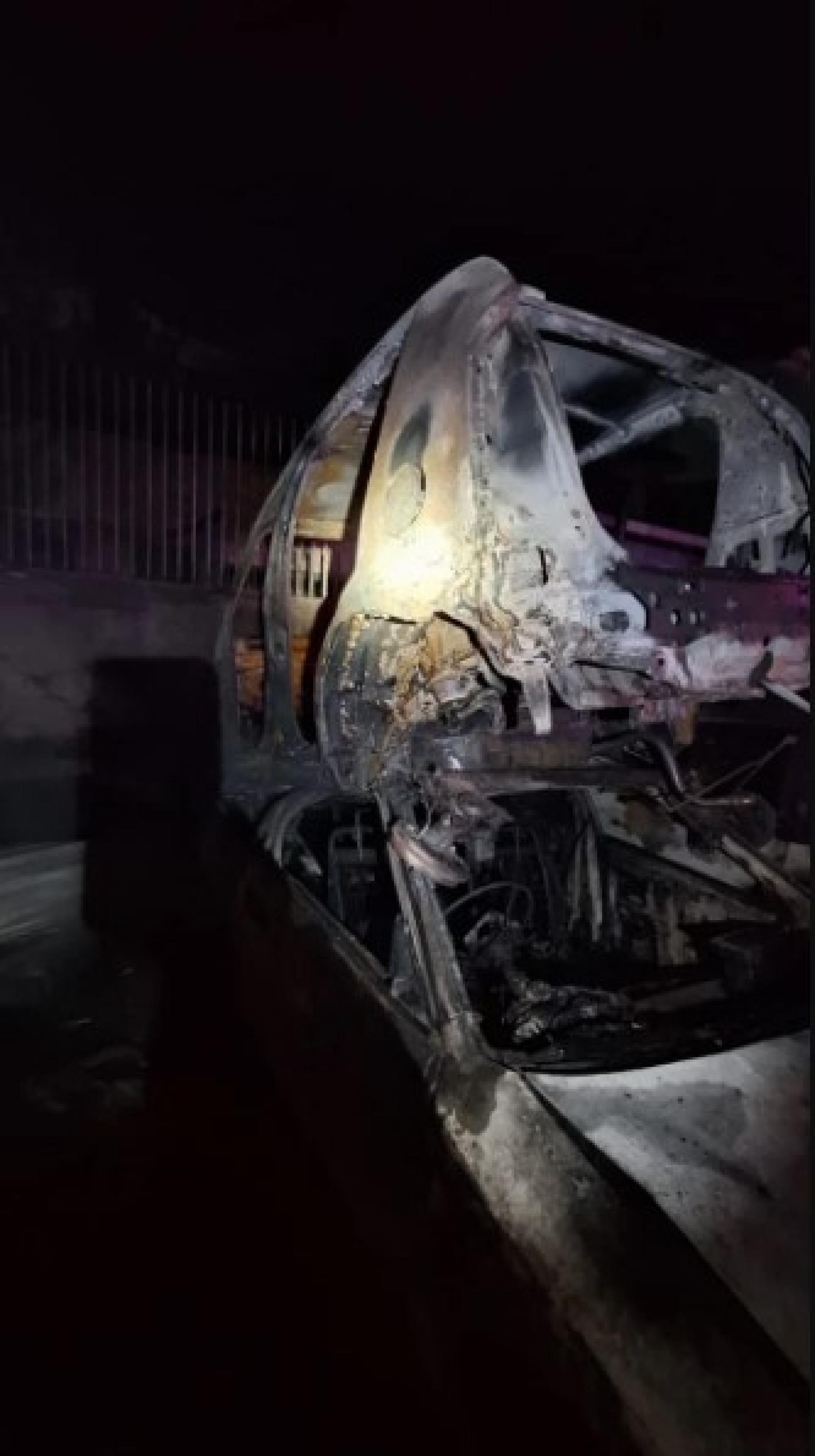 昨晚，位于古晋广利银行路的两间汽车修理铺商铺发生火灾，导致多辆车辆被烧毁或受损。