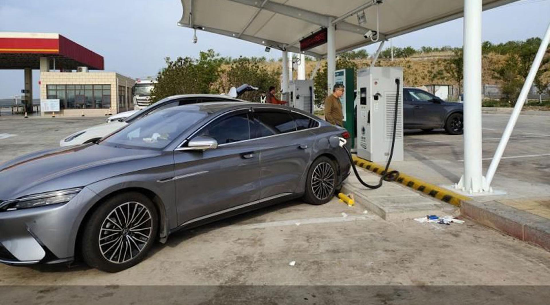 截至去年底，中国电动汽车充电基础设施（枪）总数达到2009.2万个，同比增长49.7%。