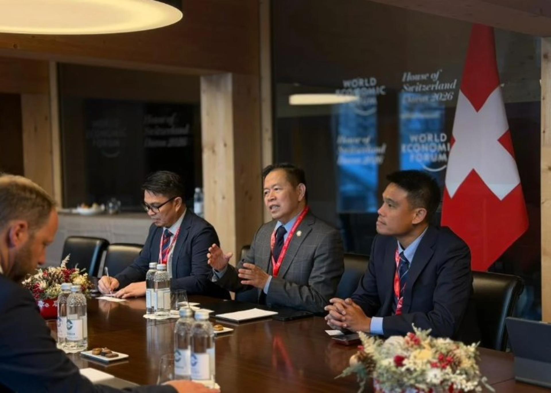 穆罕默德阿卜杜拉（右2）在会谈中。