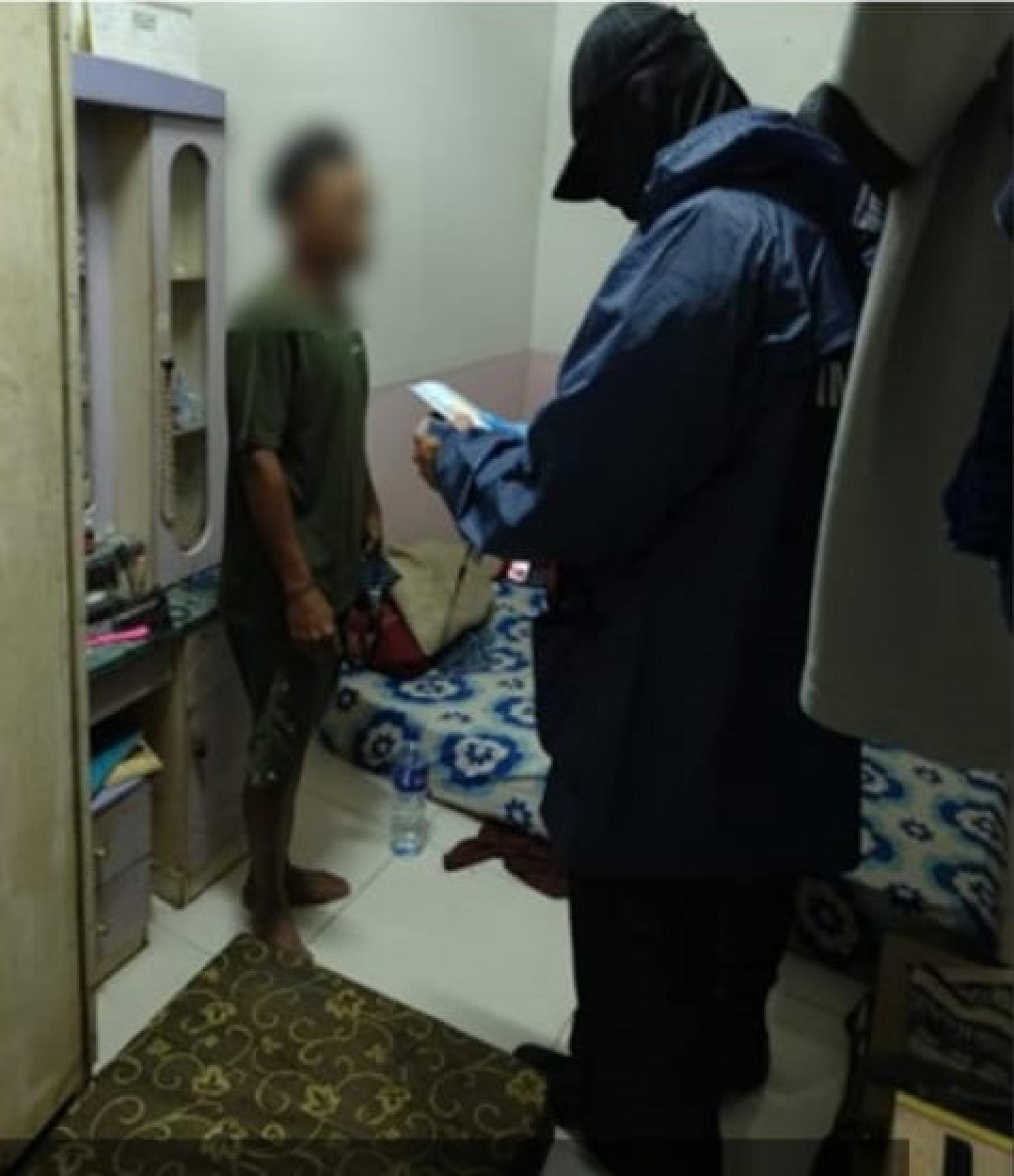 图 P260122LYK01A 执法人员进行检查