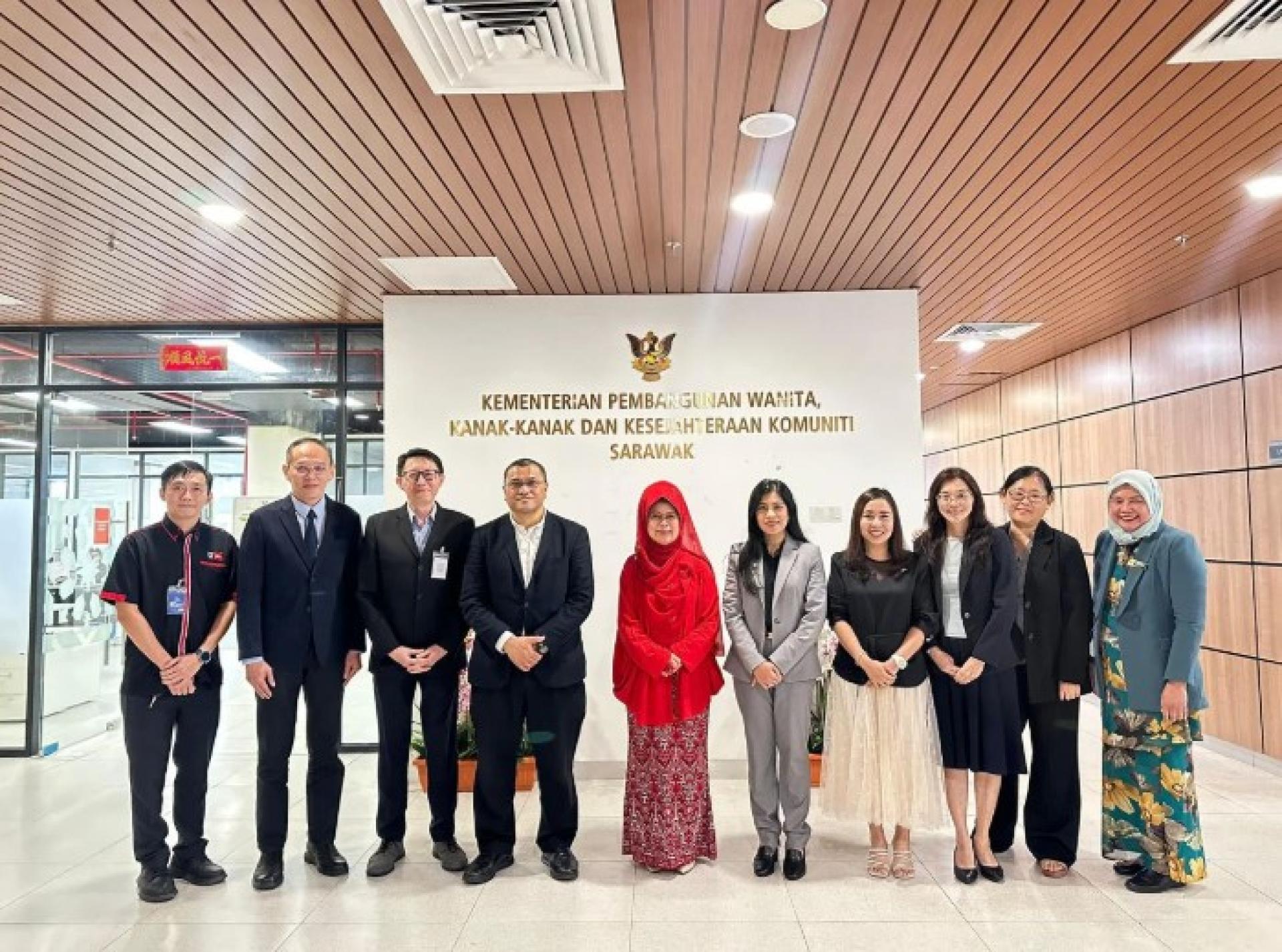 陈赛明与砂拉越斯威本科技大学的Ida Adi Badiozaman 教授、UNIMAS的Wan Hashim Wan Ibrahim 教授（左4）及代表团合影。