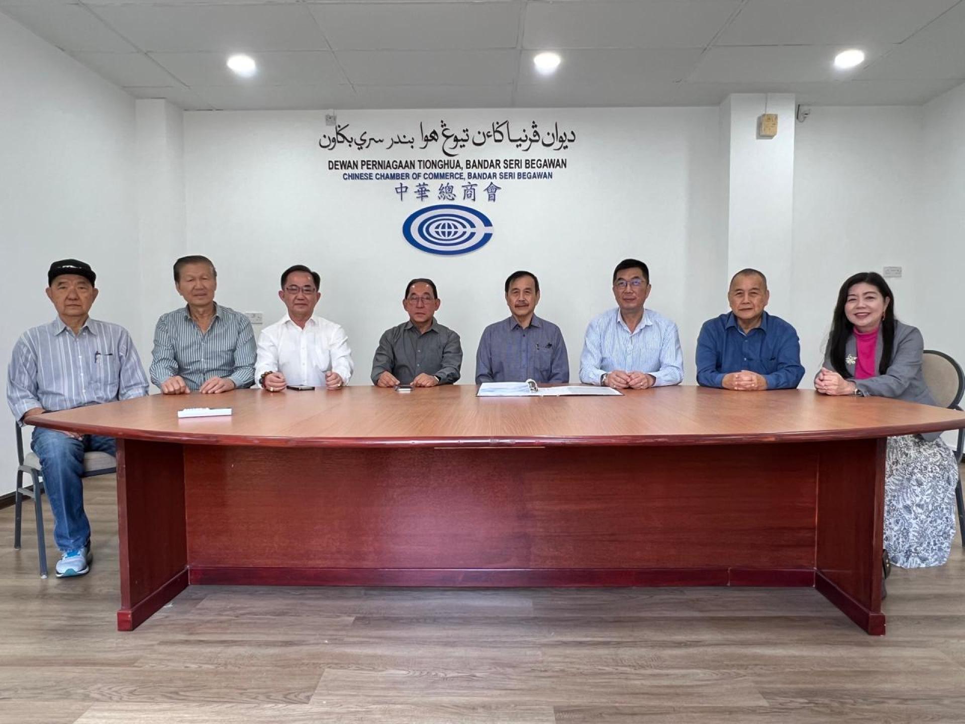 联合筹委会主席林登财与罗万义与筹委会成员在新闻发布会合影