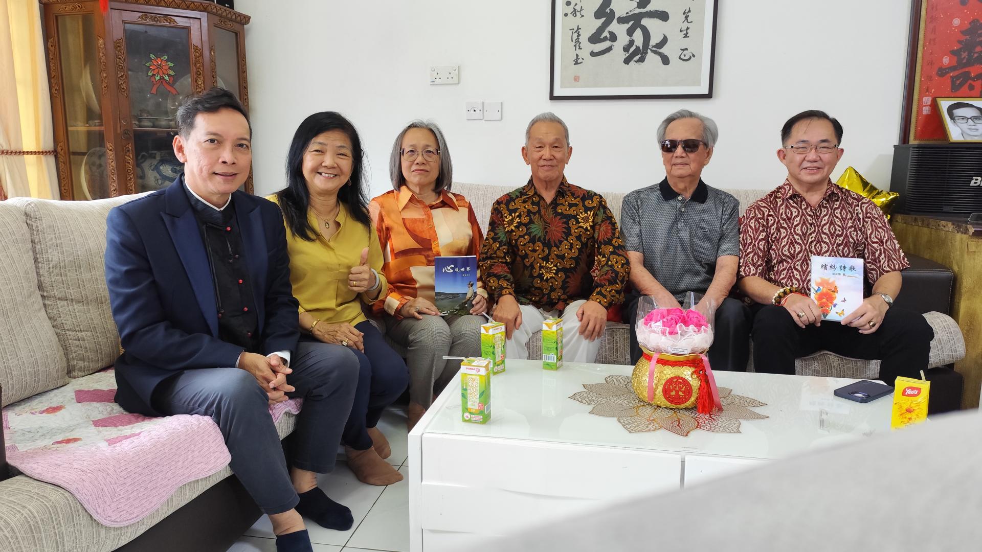 朱运利、林美玉、邢秀珠、孙德安会长、诗人梁友情、林源泰手执诗人着作合影。