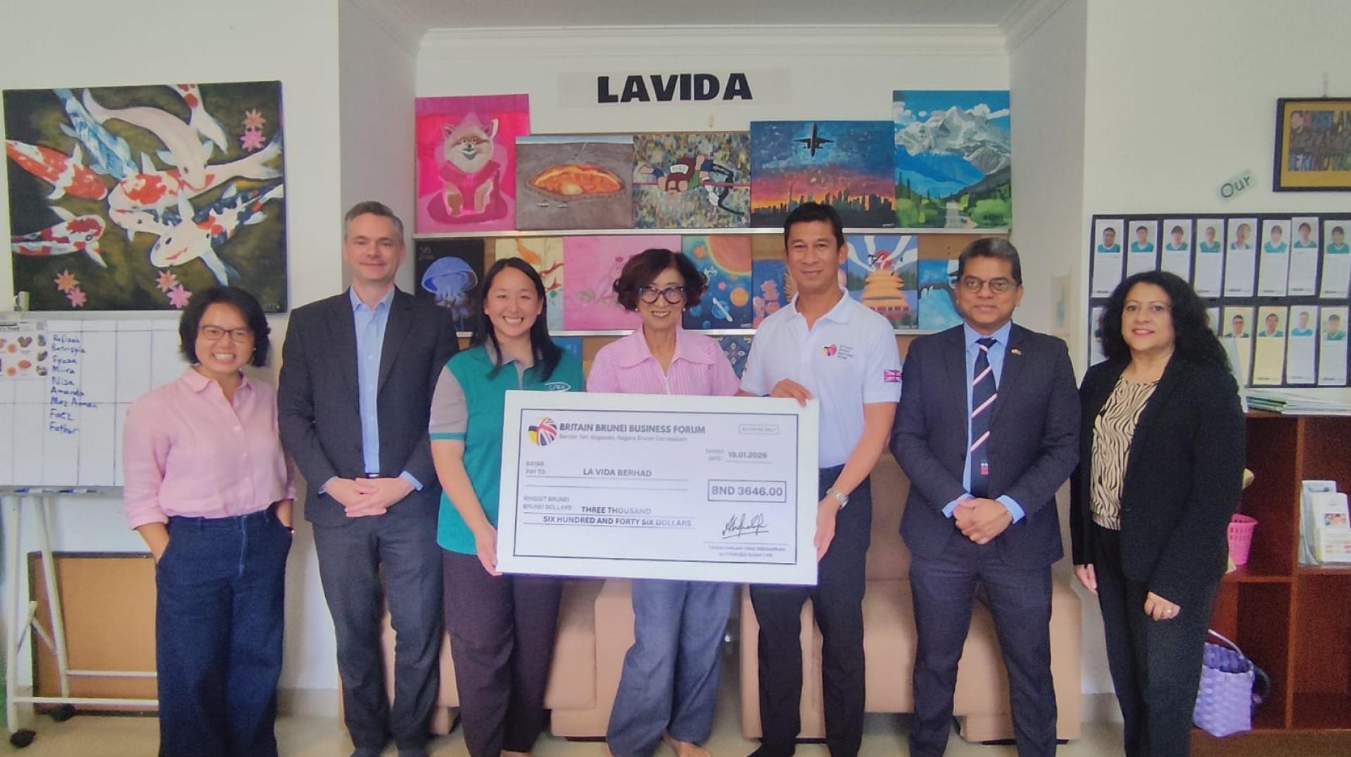 BBBF主席彭吉兰伊斯马苏菲安递交支票给La Vida的董事李佩克和经理朱嘉琳。