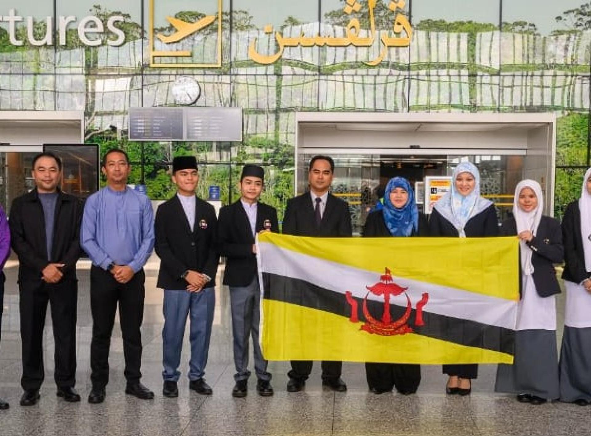 教育部学校局代局长埃迪法兹林与4名学生合影