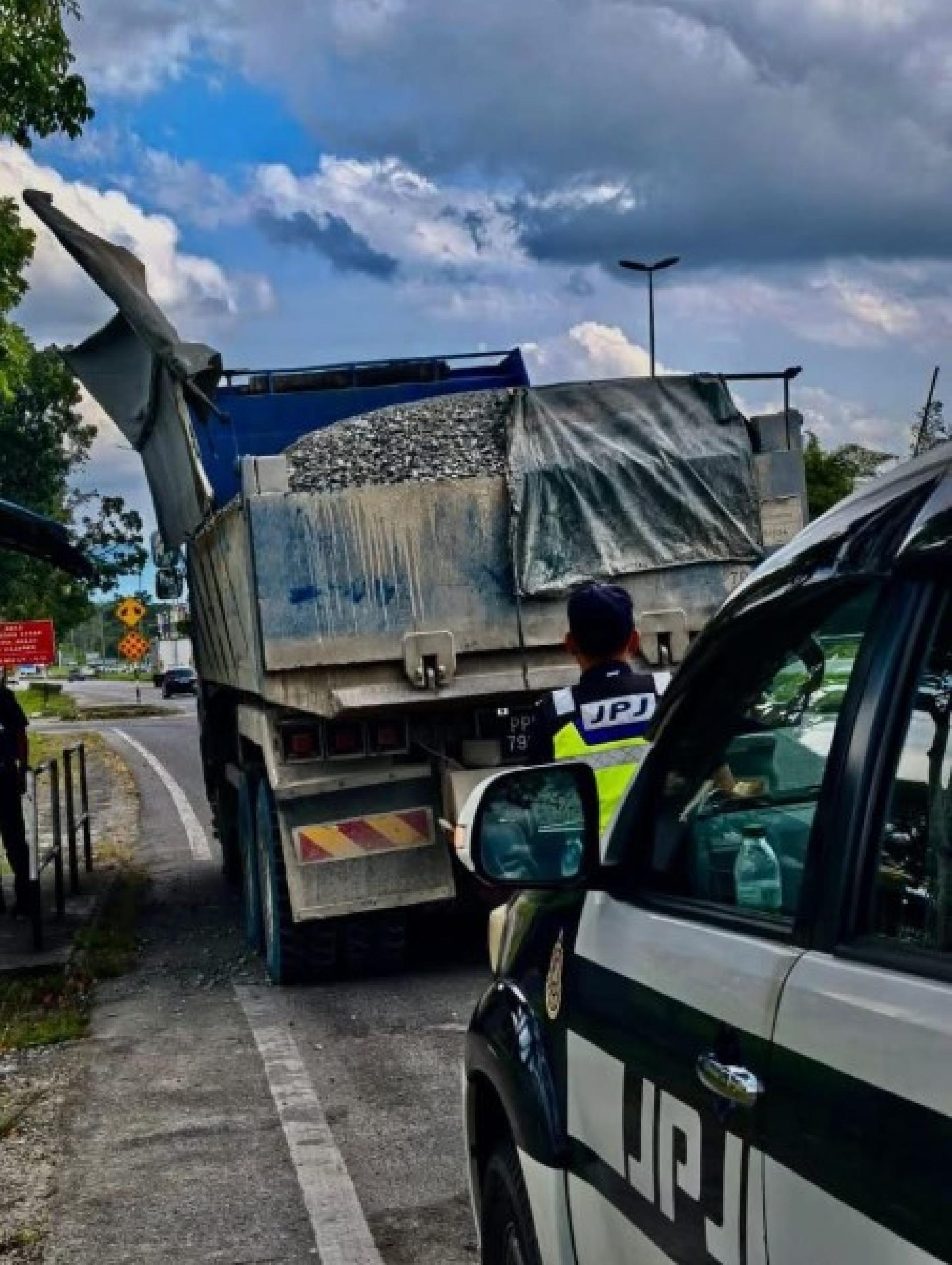 古晋陆路交通局昨日在市区开展摩托车及商用车辆突击行动时，检查的部分车辆。