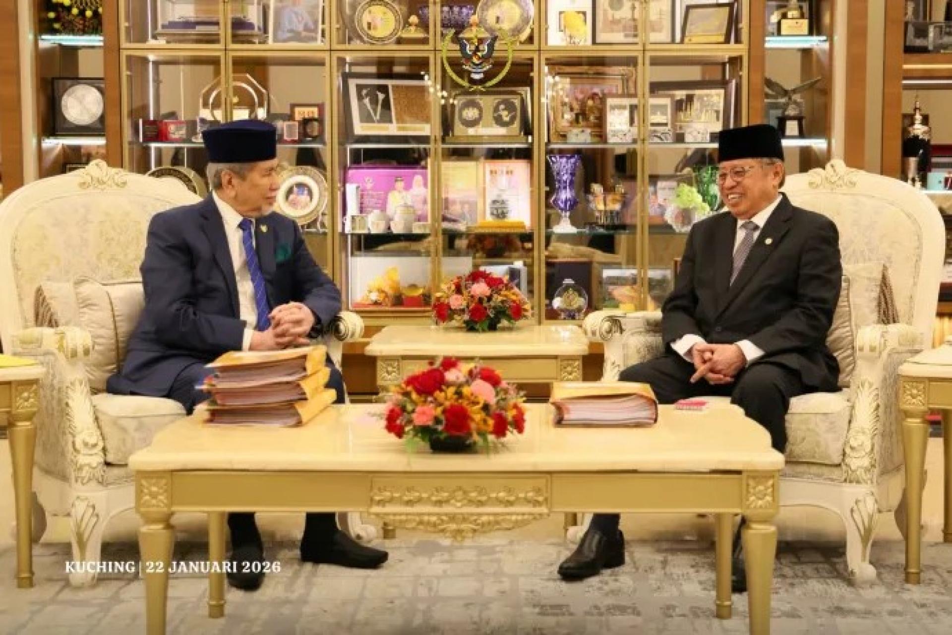 2026年1月22日，敦旺朱乃迪（左）与阿邦佐哈里在柏特拉再也Kesuma度假村进行礼节性拜会时合影。