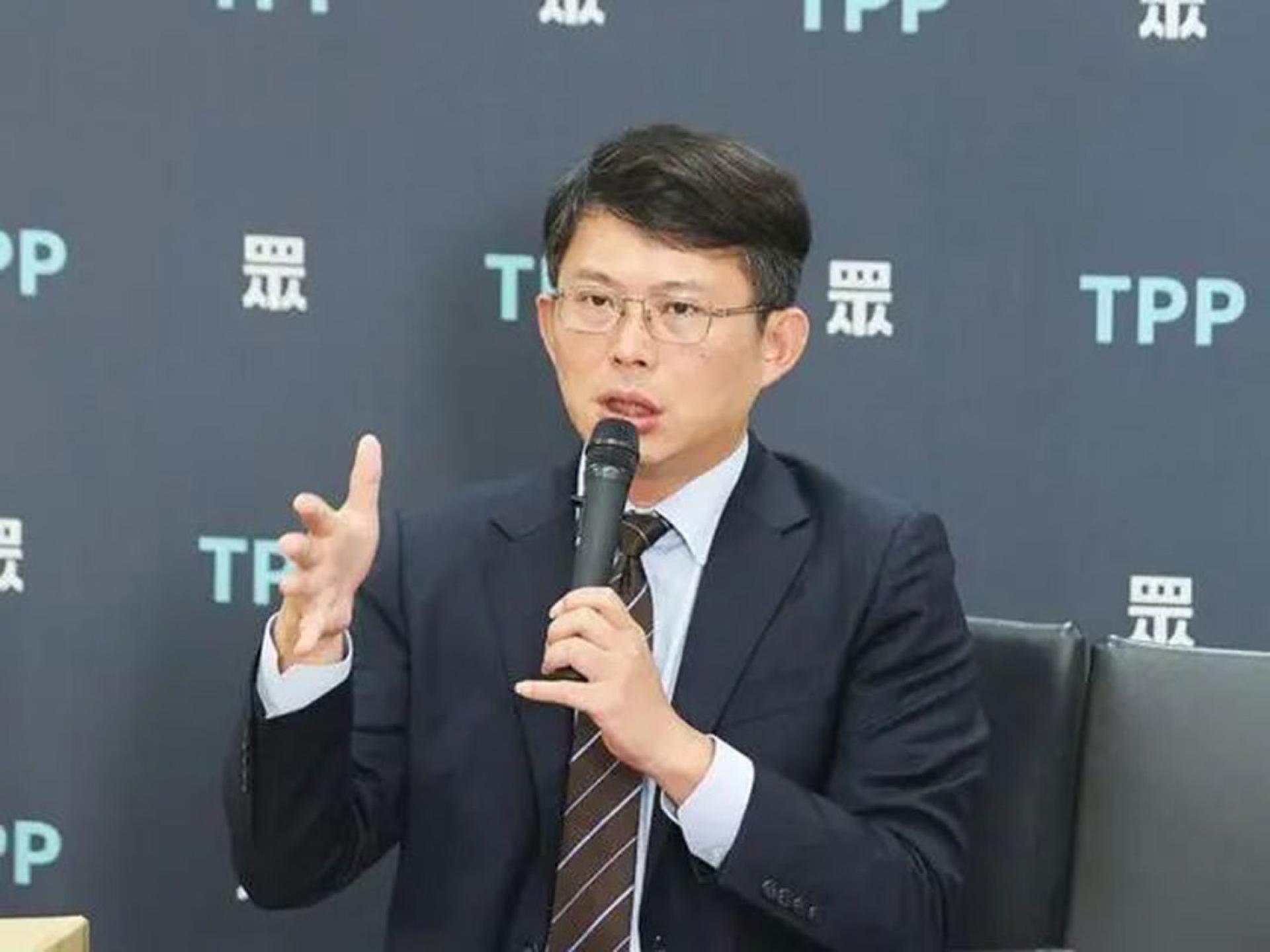 台湾民众党主席黄国昌将国防部提供的机密资料带离会议室，引发争议。