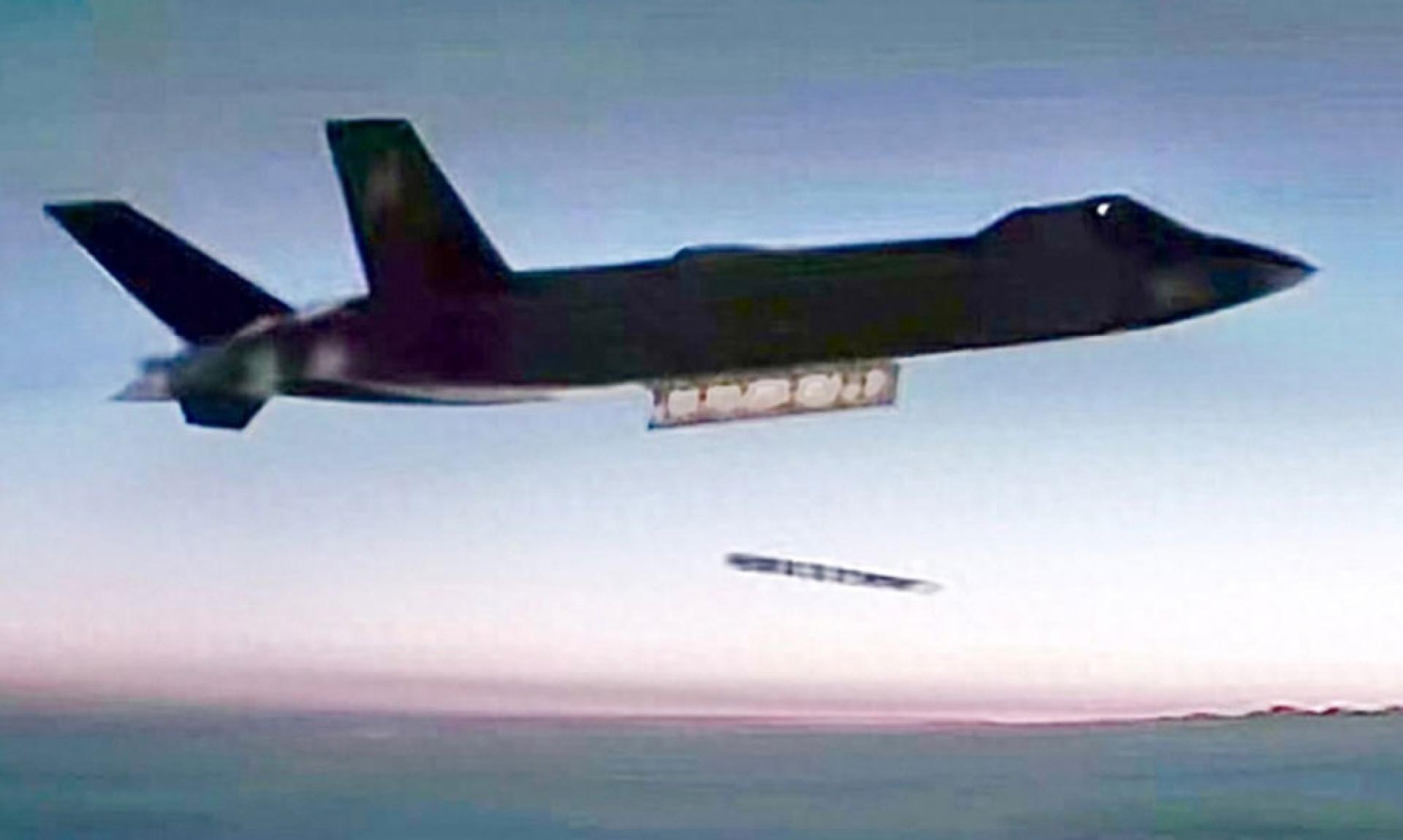 歼-20在首飞15周年的纪念影片中疑似发射霹雳-16导弹。