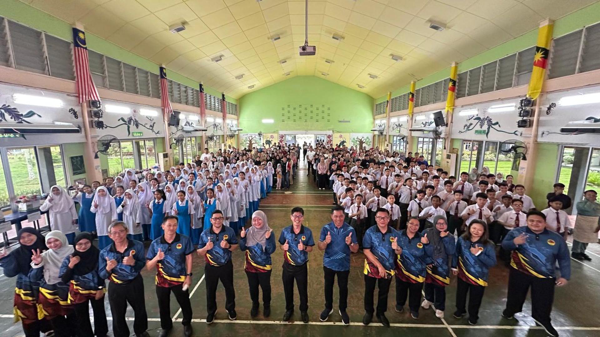 新官中2026年度中一迎新周圆满落幕，师生合影留念。右7为校长黄勤贵。