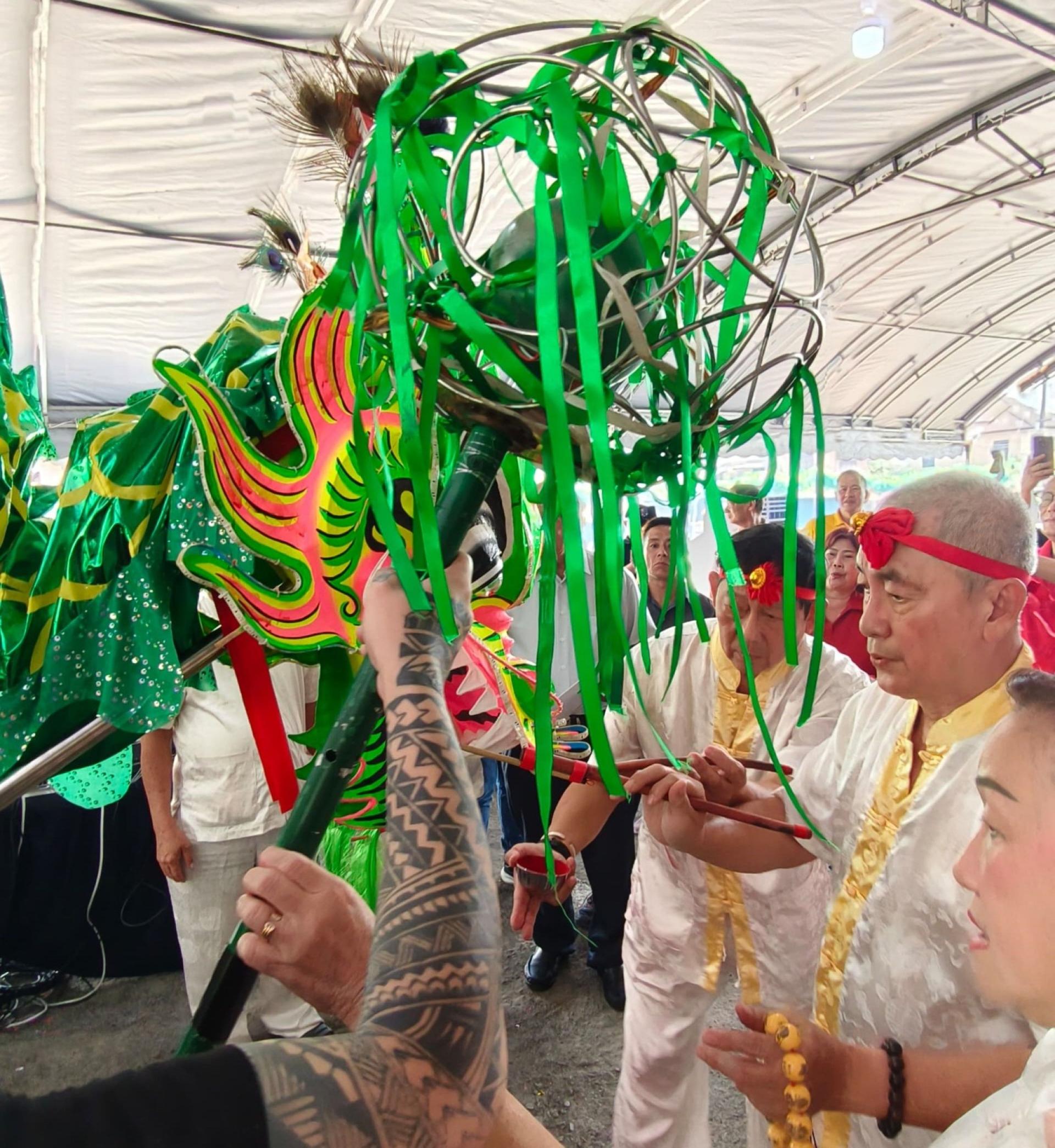 龙华神笔钟金瑞师父在济兴善社请师尊附身为巨龙点睛开光。