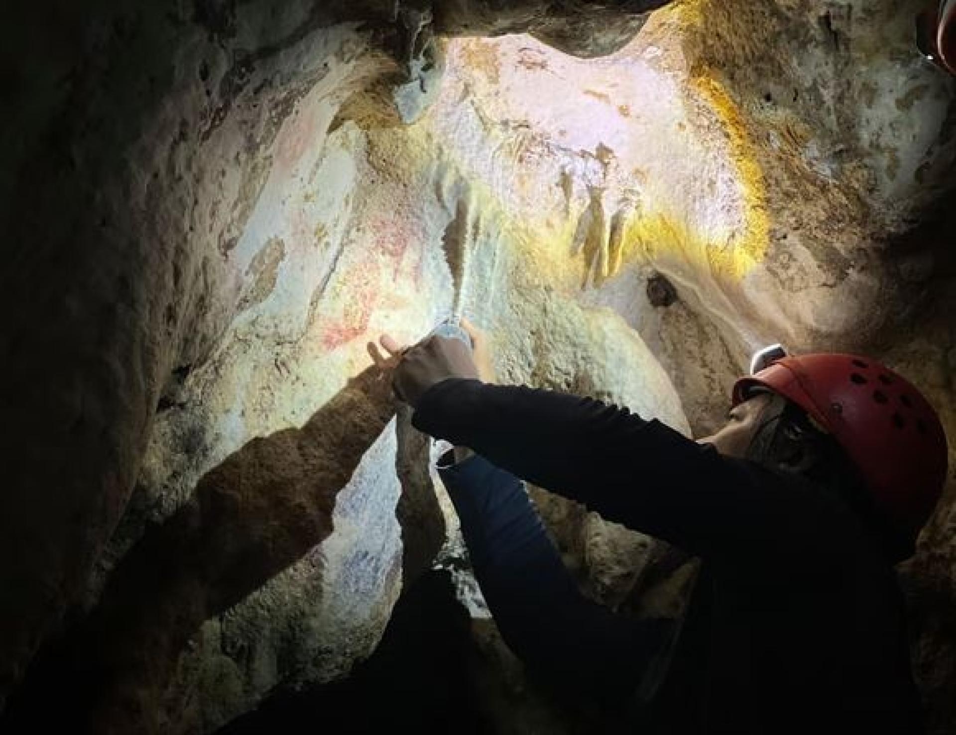 研究团队为洞穴艺术年代的测定进行实地考察工作。图为相关研究现场。