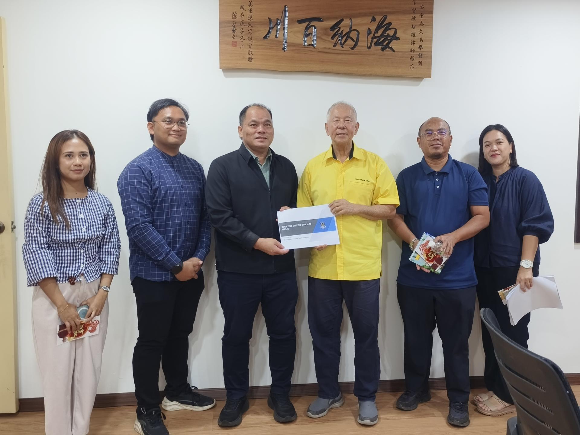 美里水利灌溉局局长亨利（左3）将工程报告书移交予砂旅游部副部长拿督陈超耀。