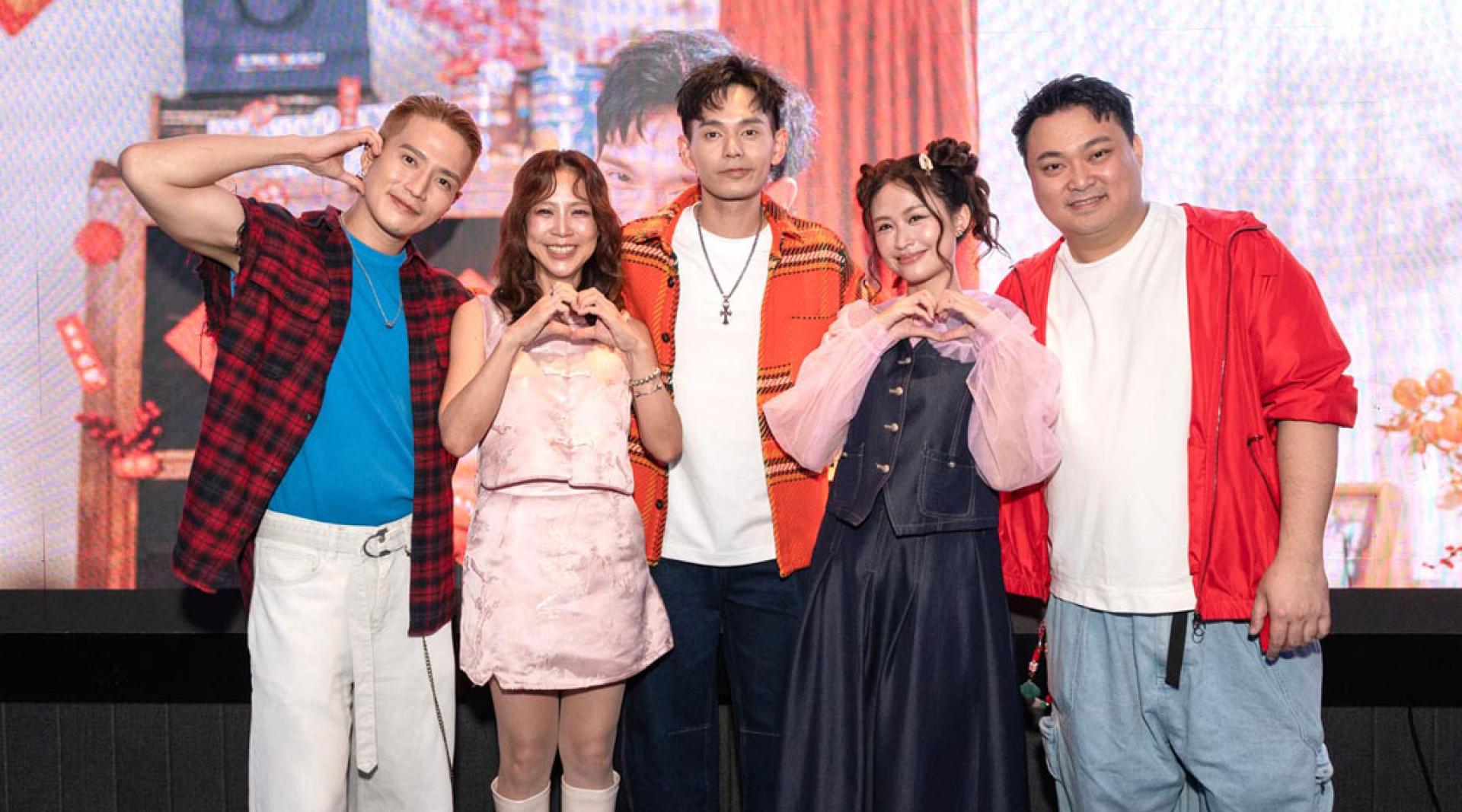 Sam（左起）、傅熙雅、Fuying、黄若熙及车志立合唱以马来西亚“捞生”文化为创作主轴的新年歌曲《新年捞啊捞》。