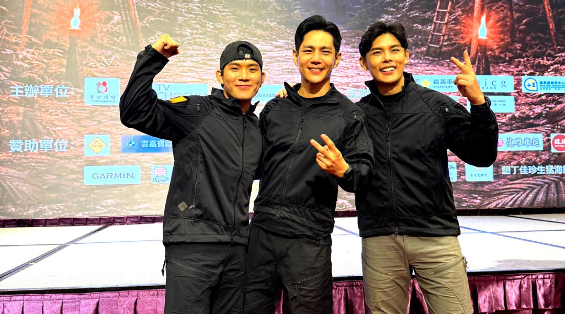 马来西亚队成员培永（左起）、祖雄与许亮宇在《生存王2》中展开激烈野外生存挑战，展现团队合作与生存竞技精神。