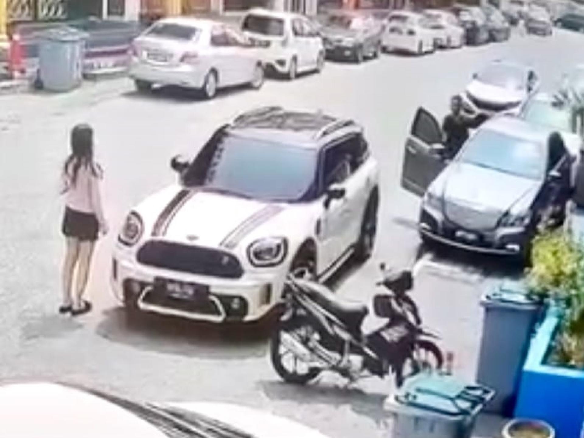 两名男女司机在乘车离开前，一度短暂交谈。