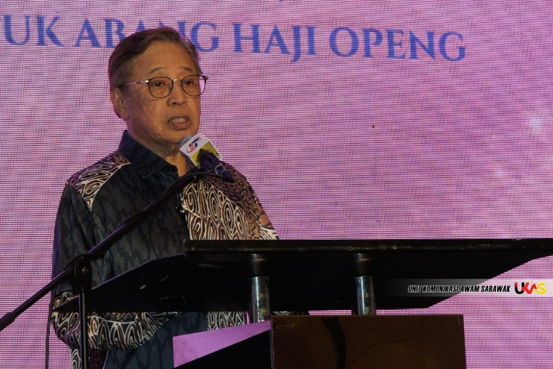 阿邦佐哈里在2026年砂拉越伊斯兰法律年度晚宴开幕仪式上发表演说。