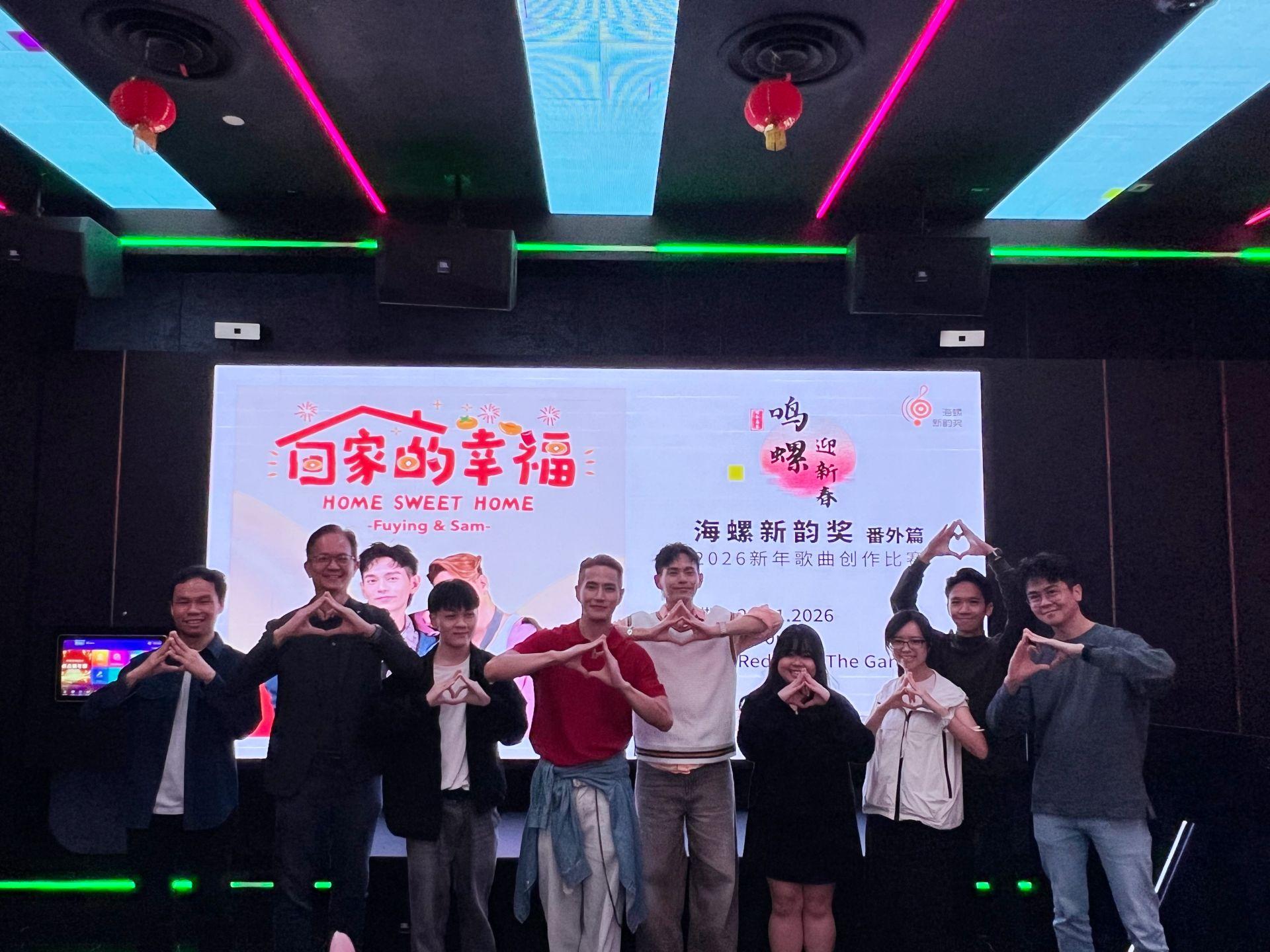 MV发布会后出席嘉宾一起大合照，左起刘永辉、吴剑峯、最佳歌曲奖得主郭俊宏、Fuying & Sam、最佳歌曲奖得主林子惠、MV 导演Zac以及MV制作人JC。