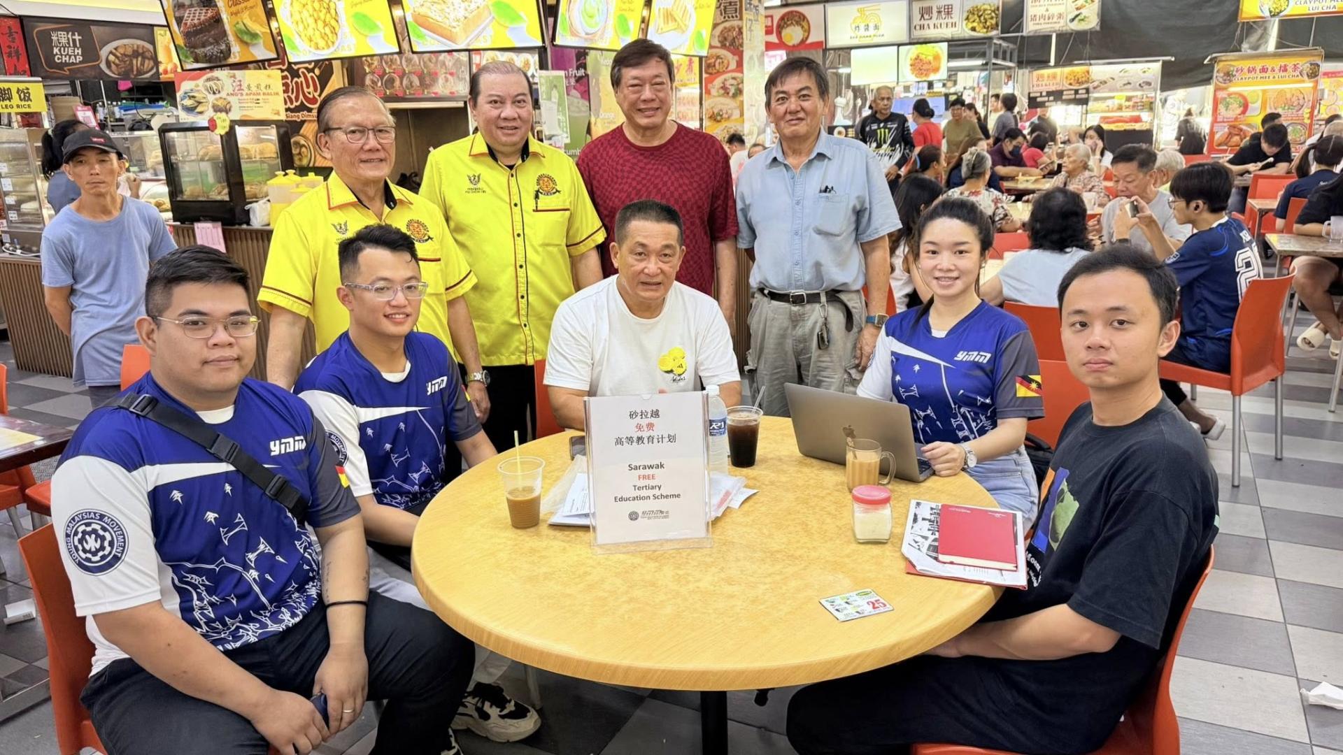 巴都林当区议员施志豪（坐者中）、社区领袖、马来西亚青年运动 (YMM) 巴都林当支会团队成员，多方同心协力推动“2026 年砂拉越免费大学教育措施”服务，积极传达砂拉越政府免费教育惠民政策讯息给砂社会基层、父母和学生。站者左起为本固鲁严安干、本固鲁拿督贝朝兴。