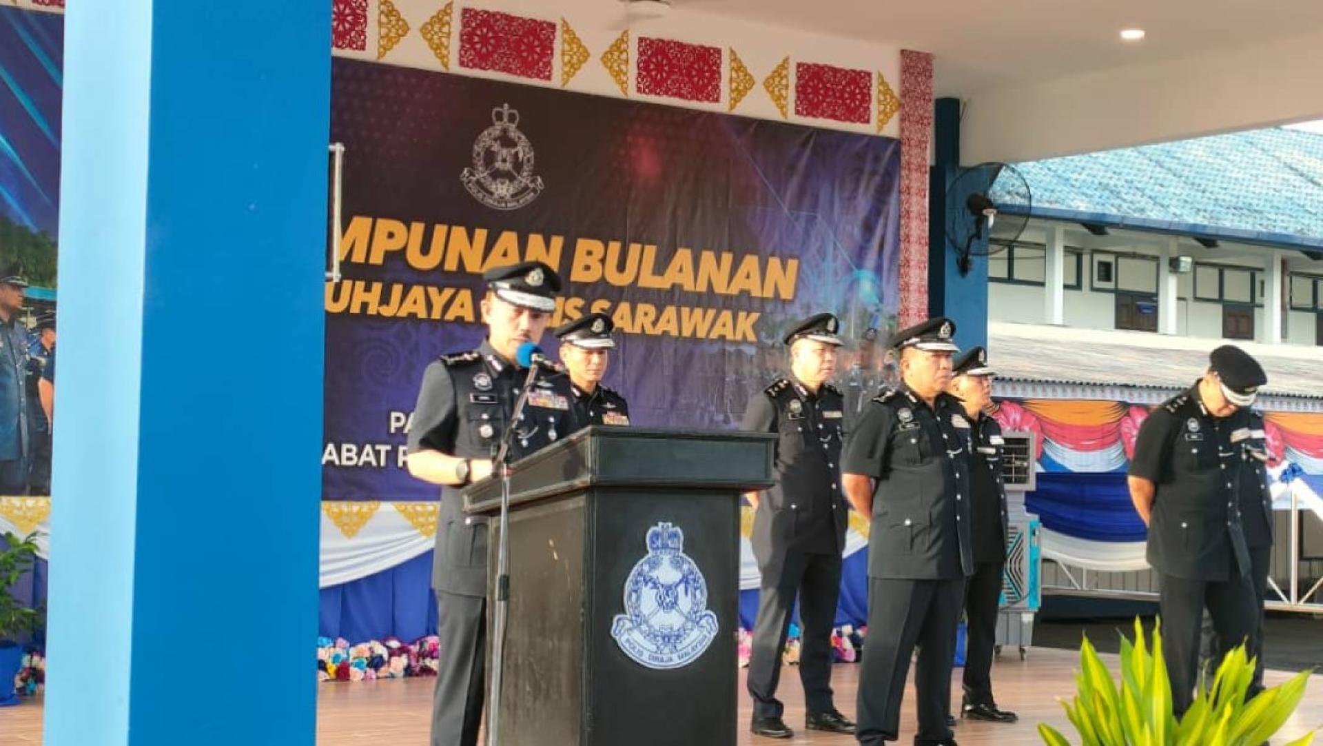 莫哈末再纳发表演说。