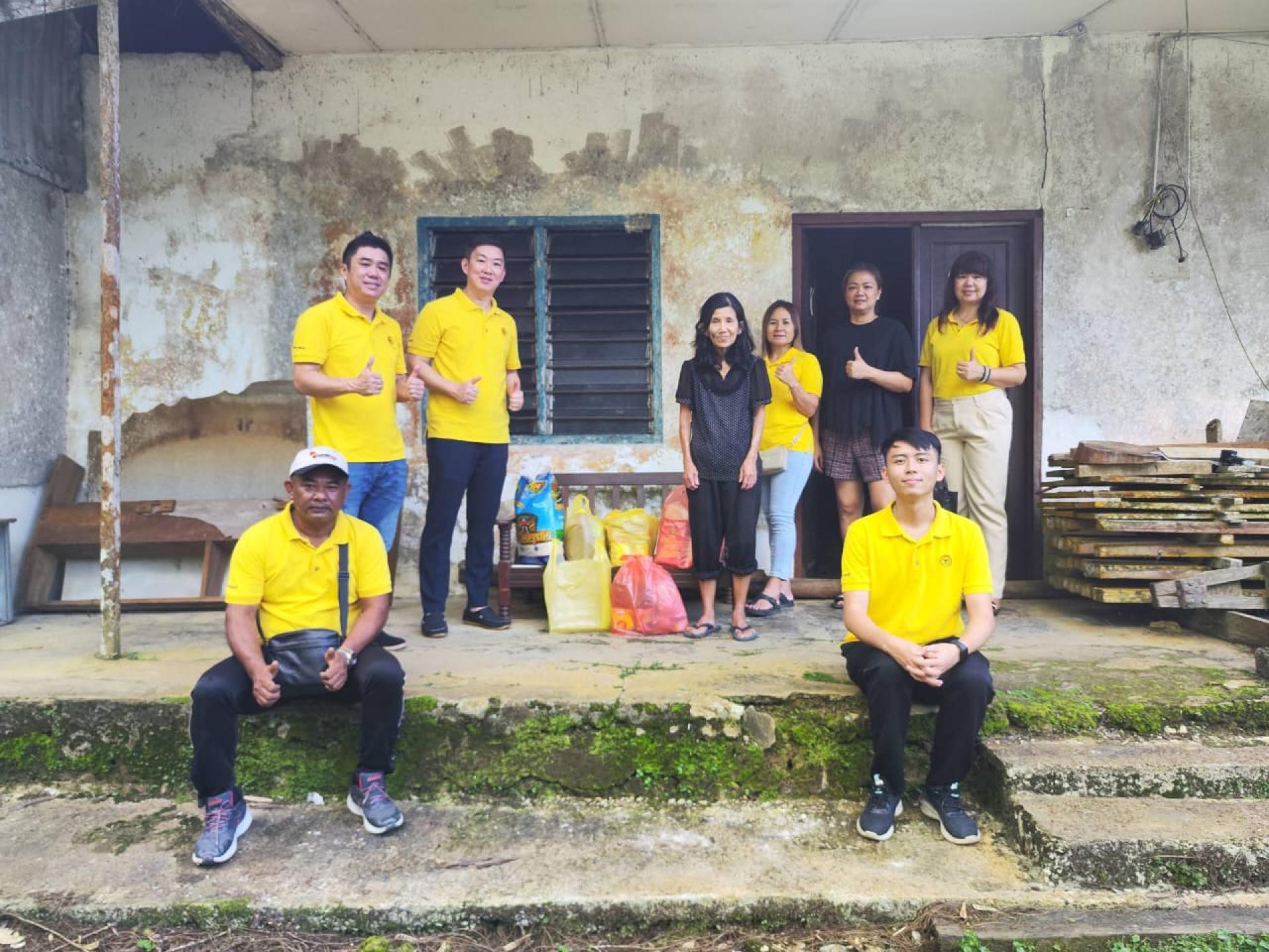 人联党石隆门支部主席张毓伦（左2）与支部团队成员代表支部，移交所资助的基本民生物资予受惠老者。