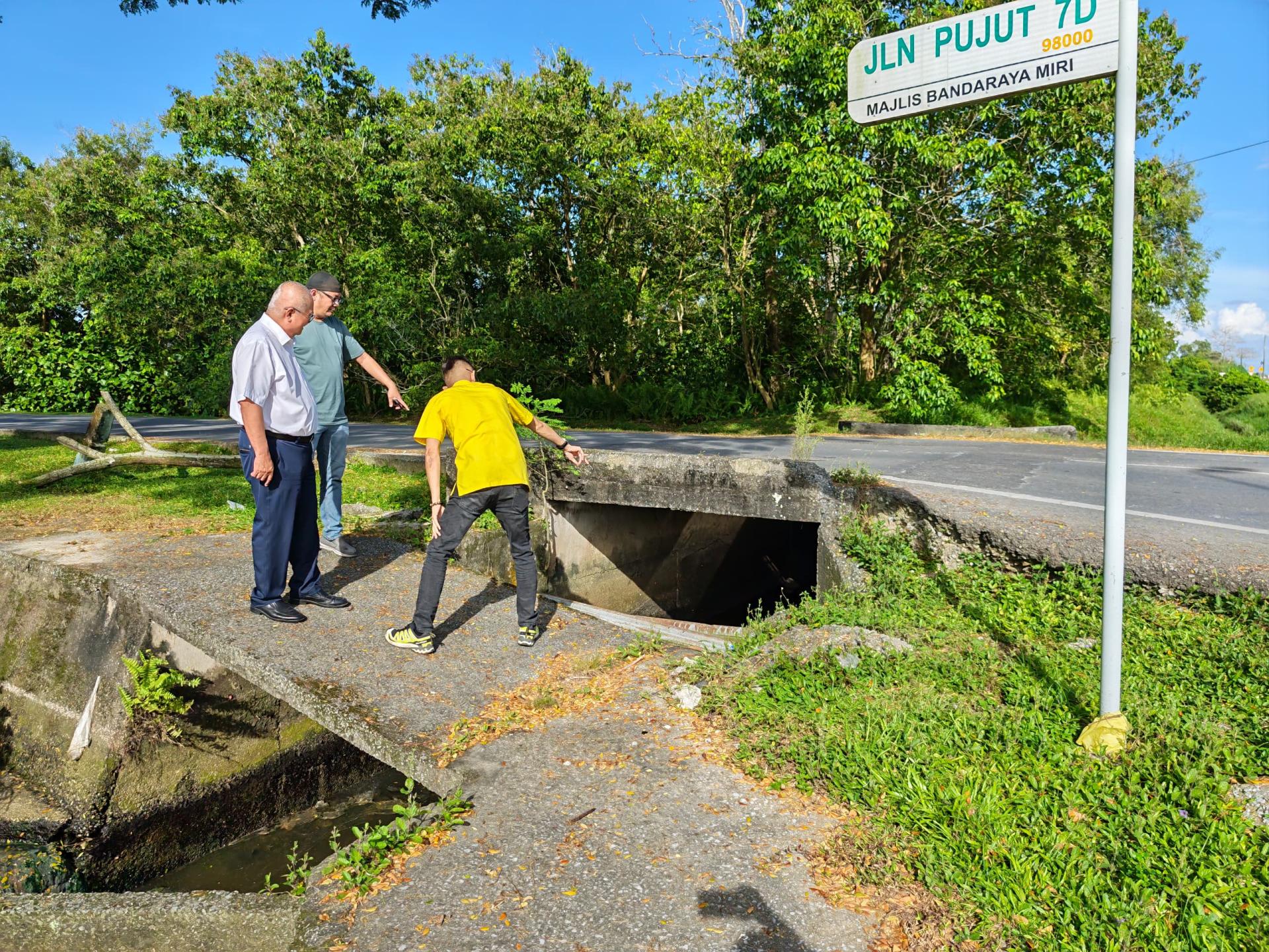埔奕区州议员兼美里市长俞小珊（中）巡视埔奕7大道旁排水沟，聆听服务团队汇报当地排水及水灾风险情况。