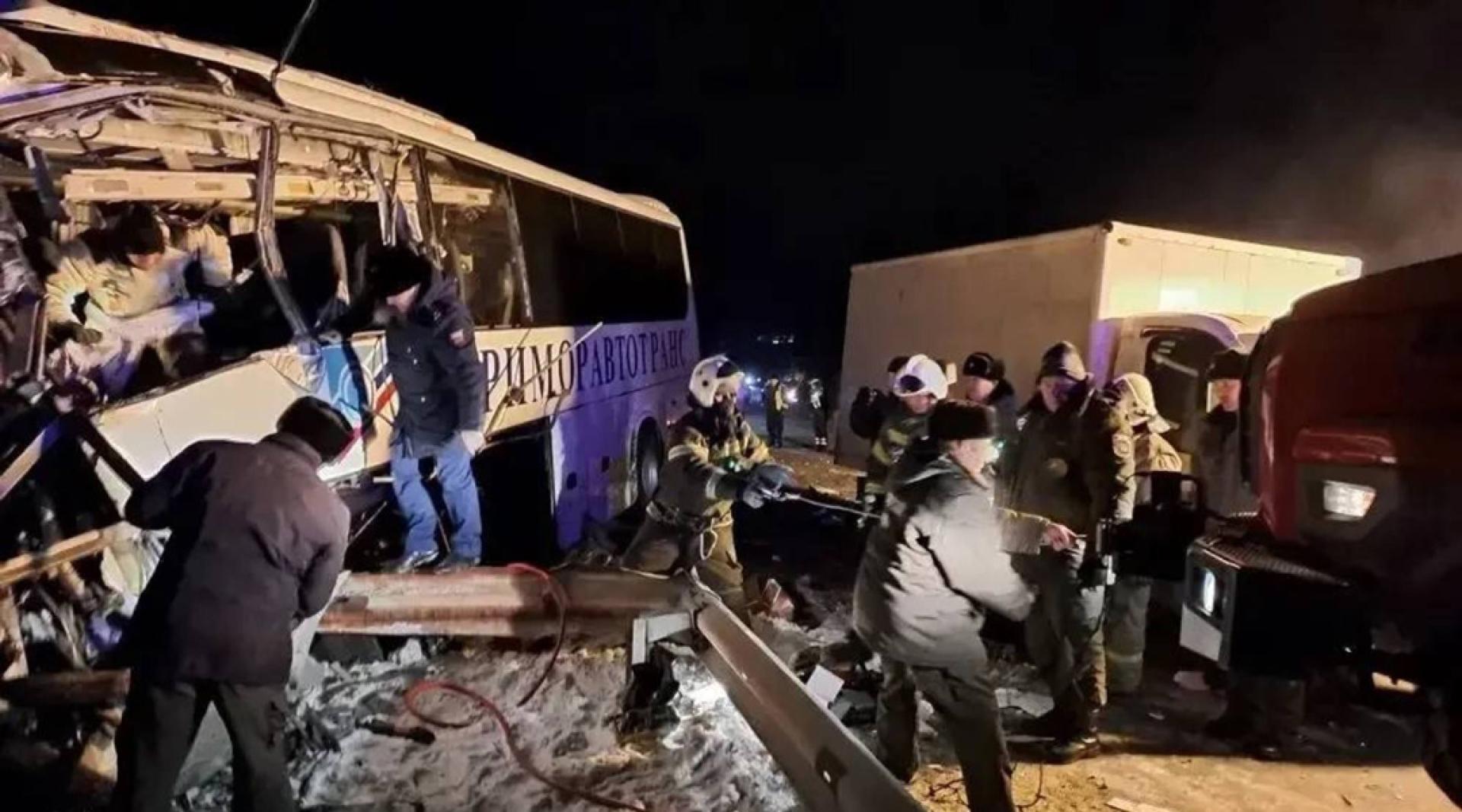 俄罗斯远东滨海边疆区哈桑区22日拍摄的交通事故现场。（图：新华社）