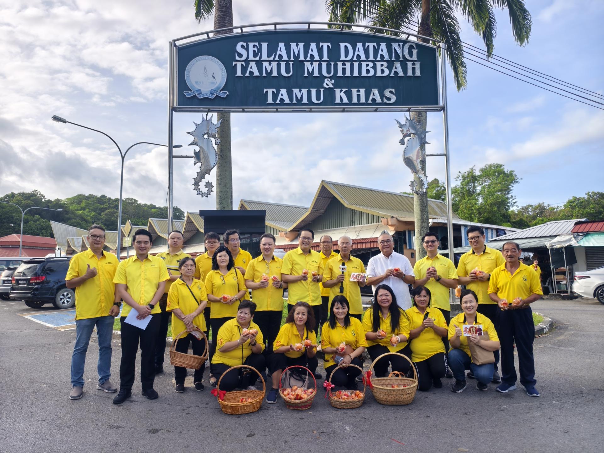 人联党美里3支部主席及服务团队首站走访亲善小贩中心派送年柑活动合影，提前向市民拜早年。