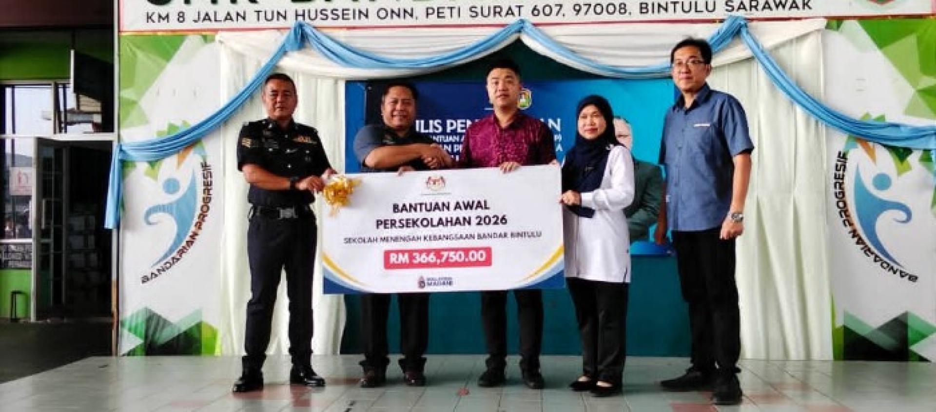 Steven Kong Kai Seng将开学援助支票递交给民都鲁市镇中学行政副校长尊丹劳（Juntan Law）。