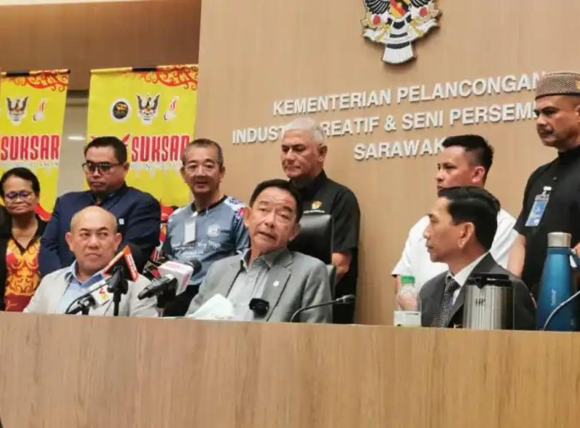 阿都卡林（中坐者）于2026年1月23日在Baitul Makmur 2大楼的新闻发布会上发言。