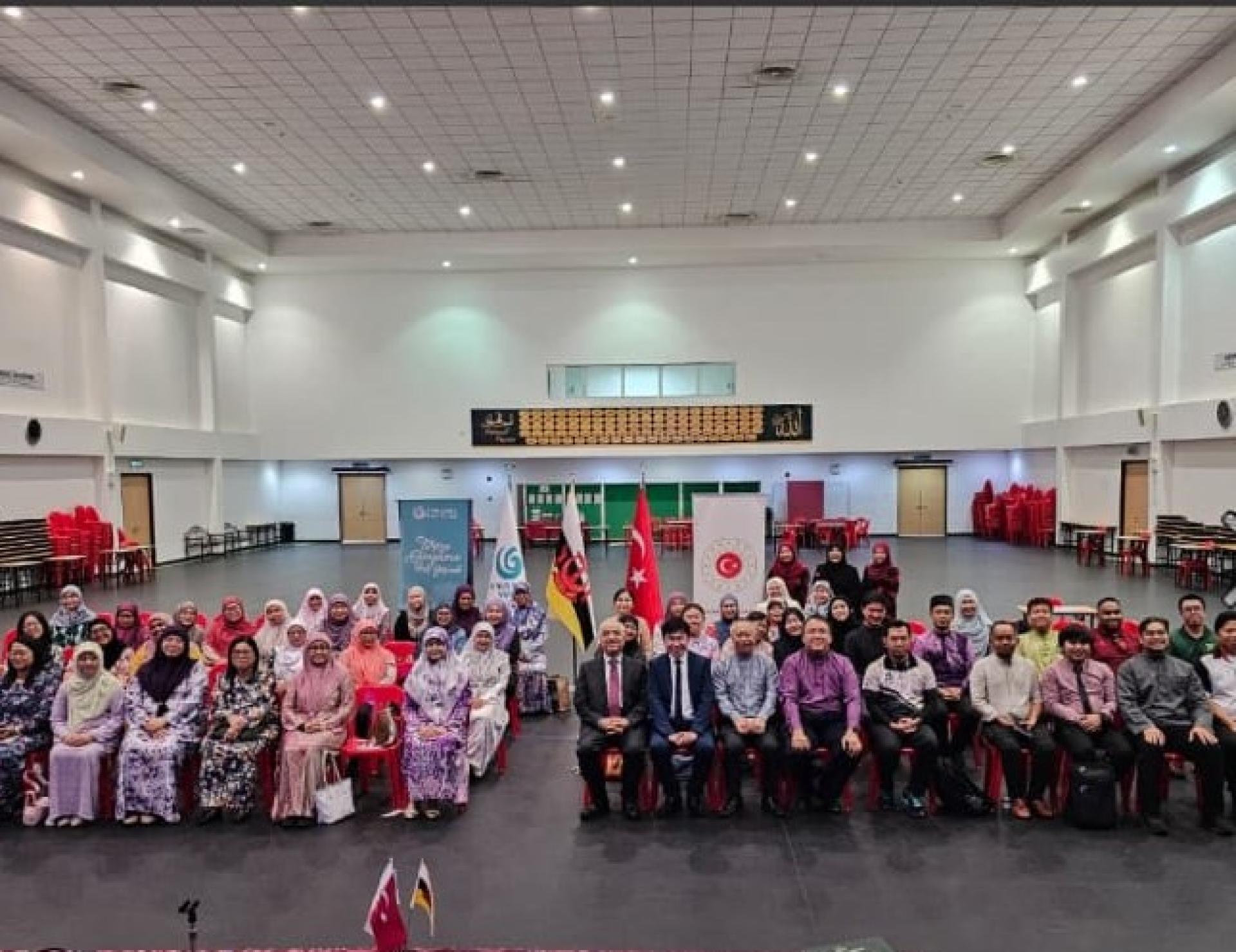 土耳其驻汶莱大使与苏丹后女子高中师生及教育部官员合影