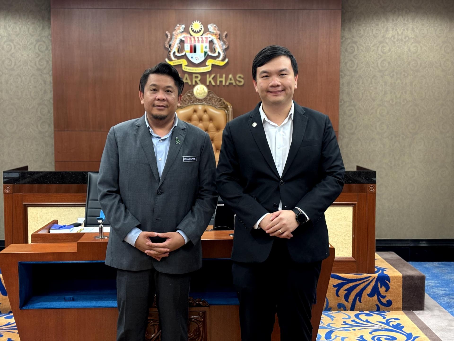 旅游、艺术及文化部副部长兼美里区国会议员赵俊文律师（左）与前卫生部副部长拿督鲁卡尼斯曼合影。