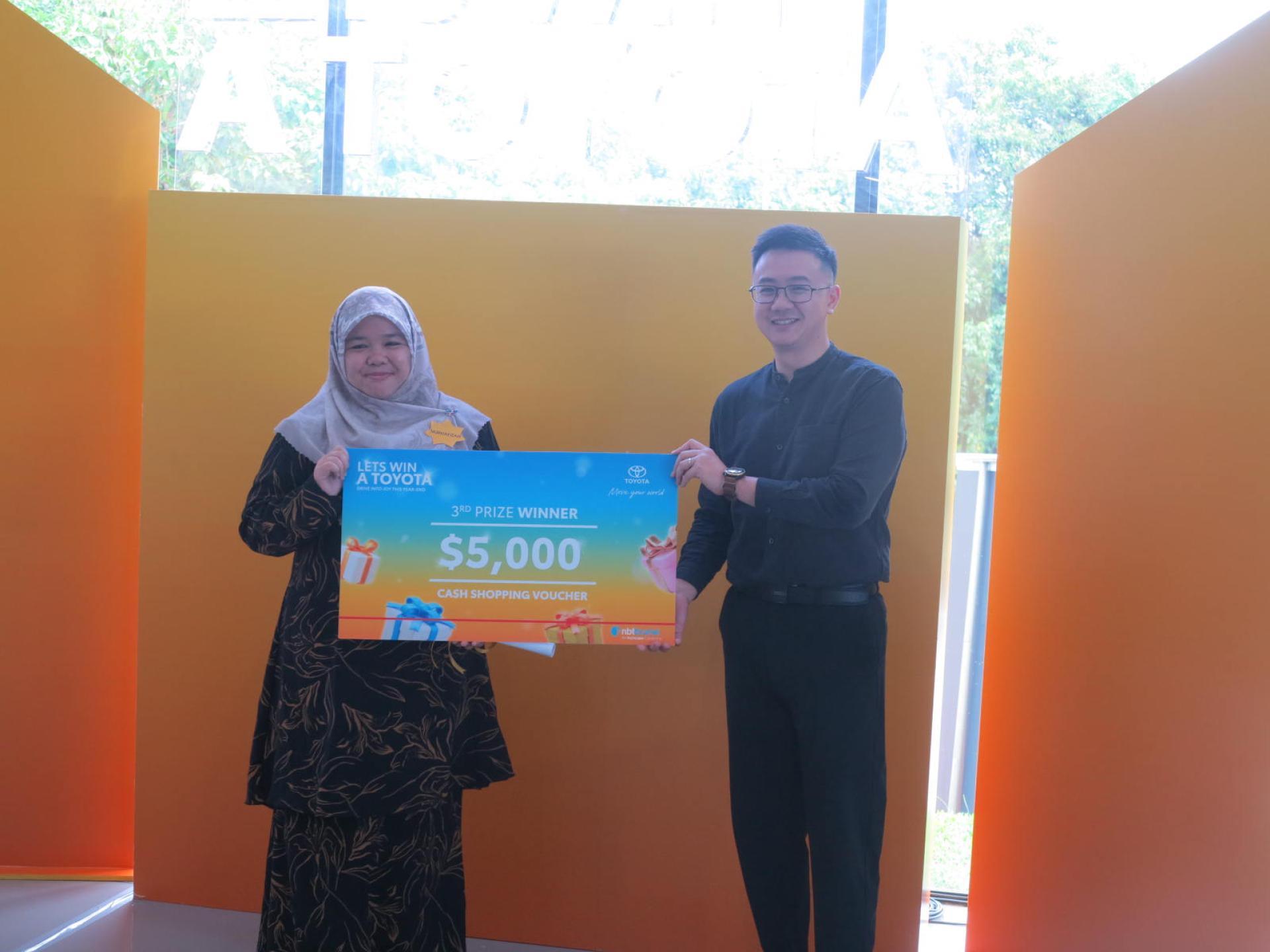 NBT营销主管林永文颁奖予幸运儿