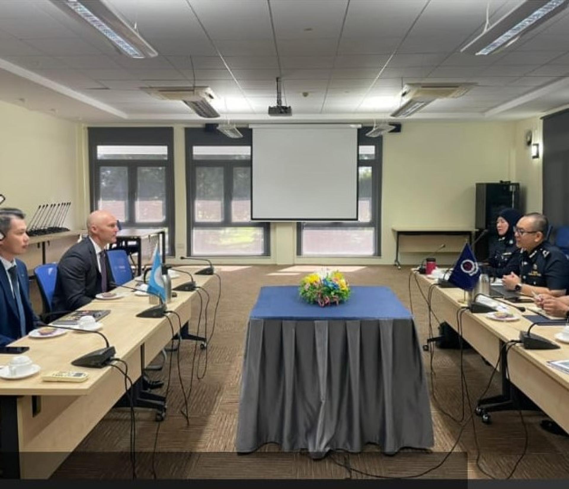 汶莱刑事调查局代表团与国际刑警组织网络犯罪局代表团进行会议