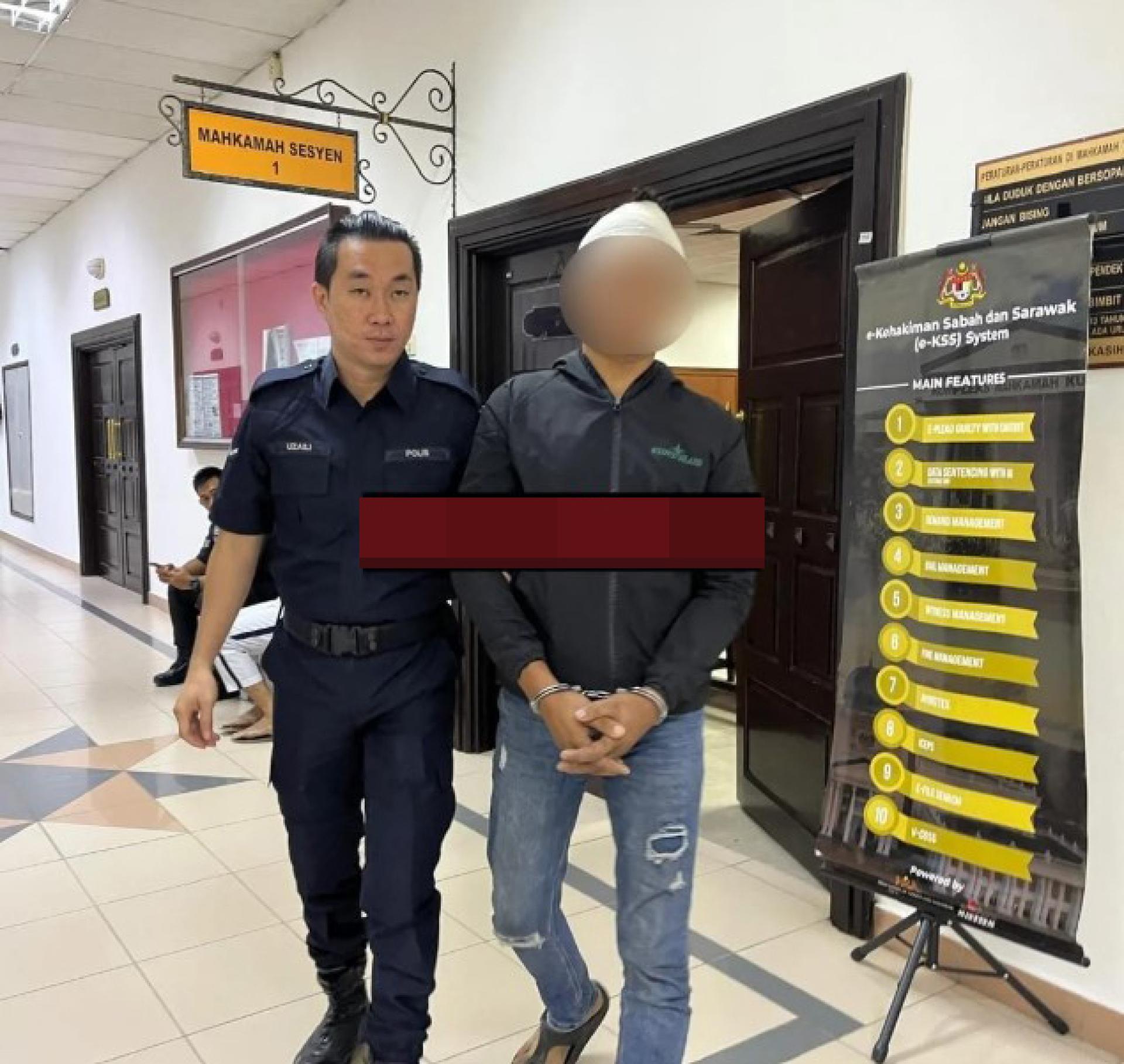 一名警员将被告带出法庭。