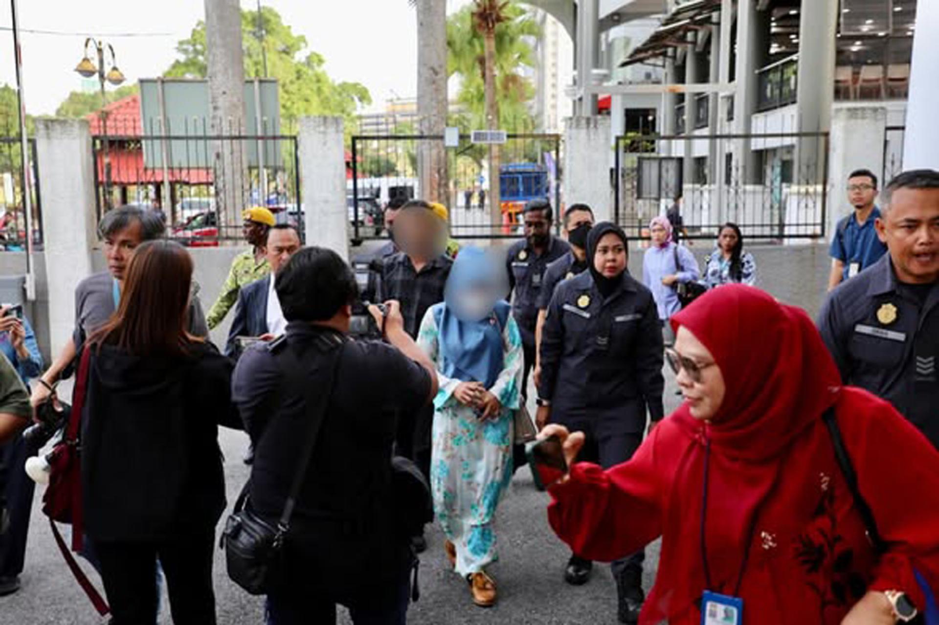 孟加拉籍男被告与印尼籍女被告双双被带上庭面控，成为我国首批因乱丢垃圾而被控上庭的人士。