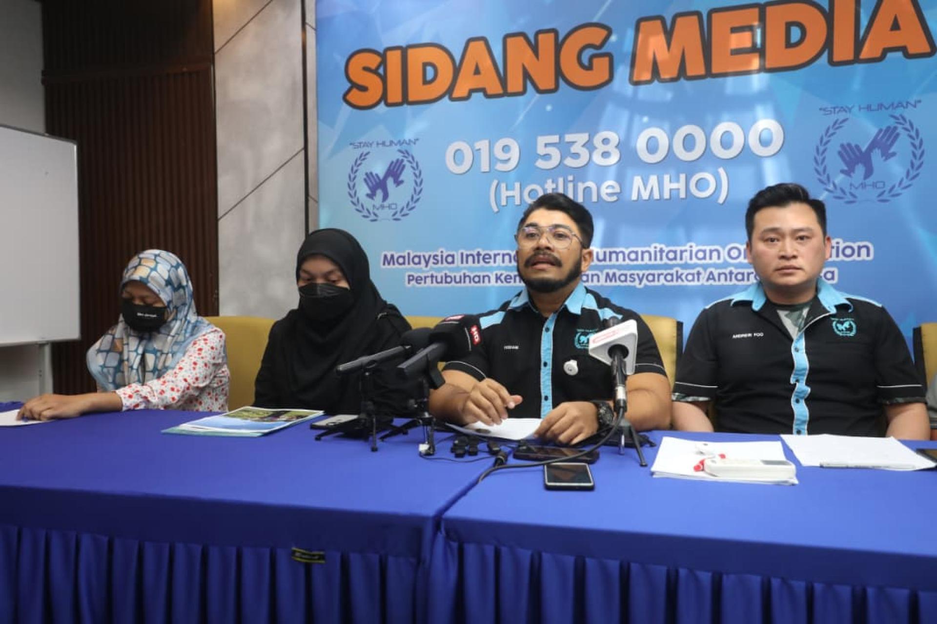 希山（右2起）陪同事主母亲和阿姨召开记者会，右是胡杰良。