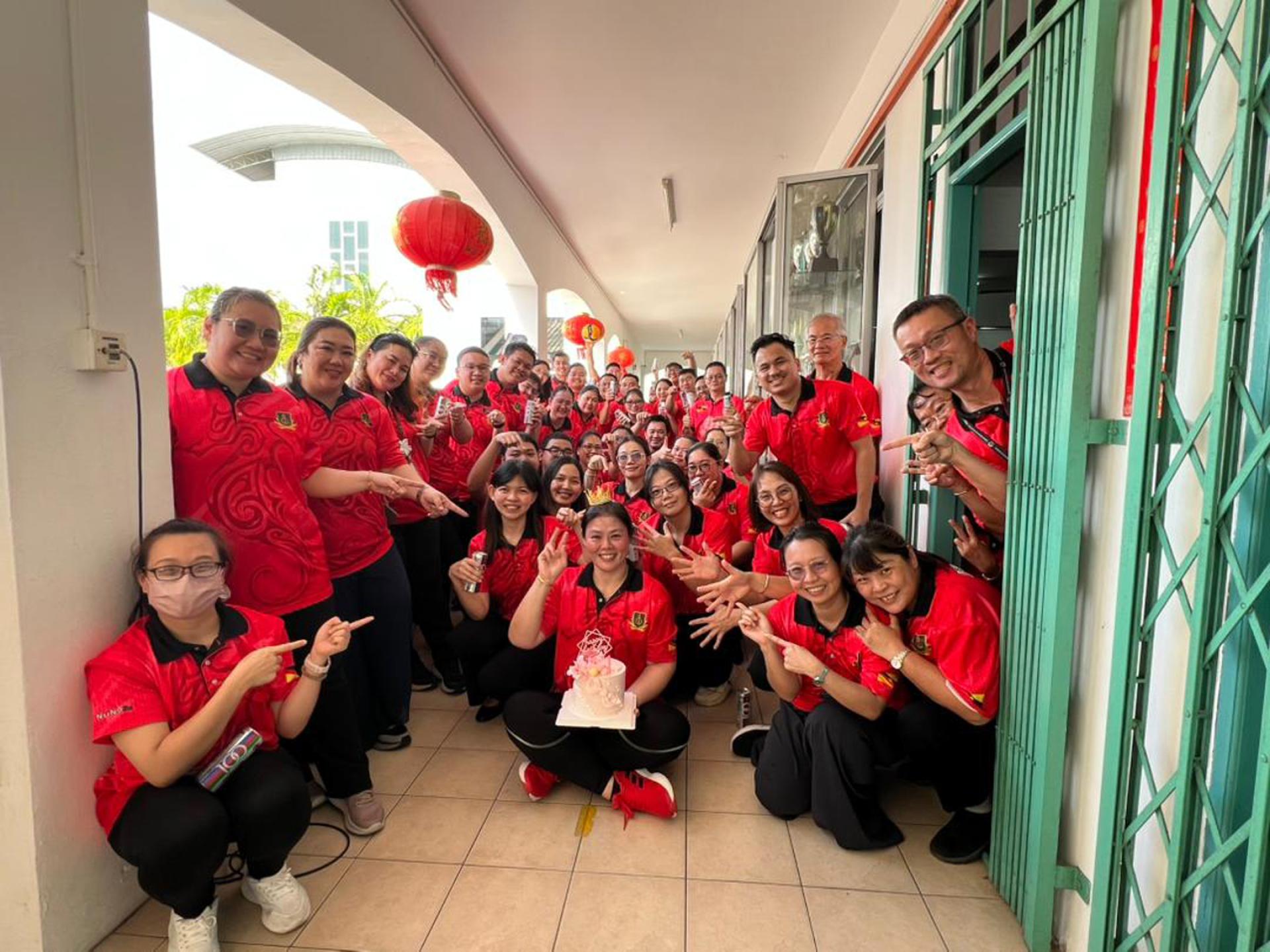 全体教师同仁为江佩娟校长准备温馨生日祝福，现场气氛感人。