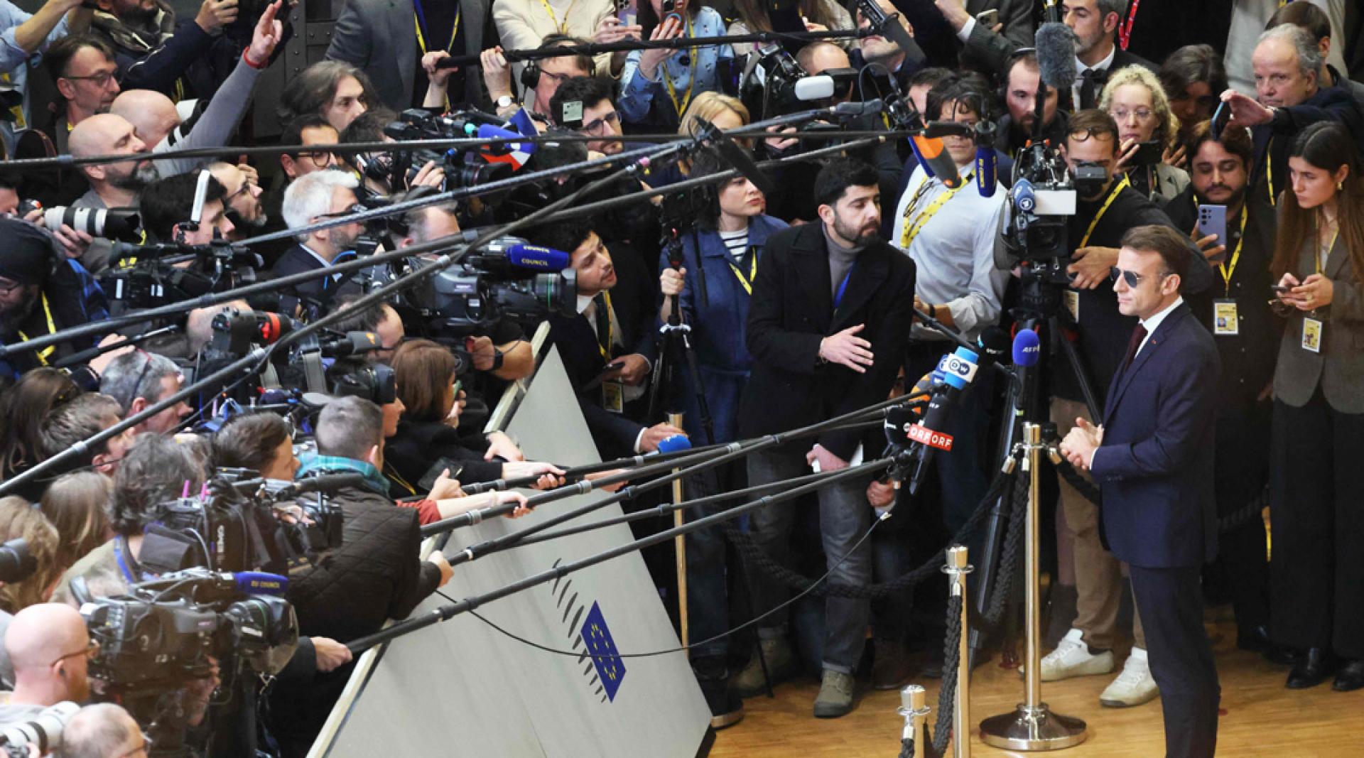 法国总统马克宏出席欧洲理事会会议期间向媒体发言。