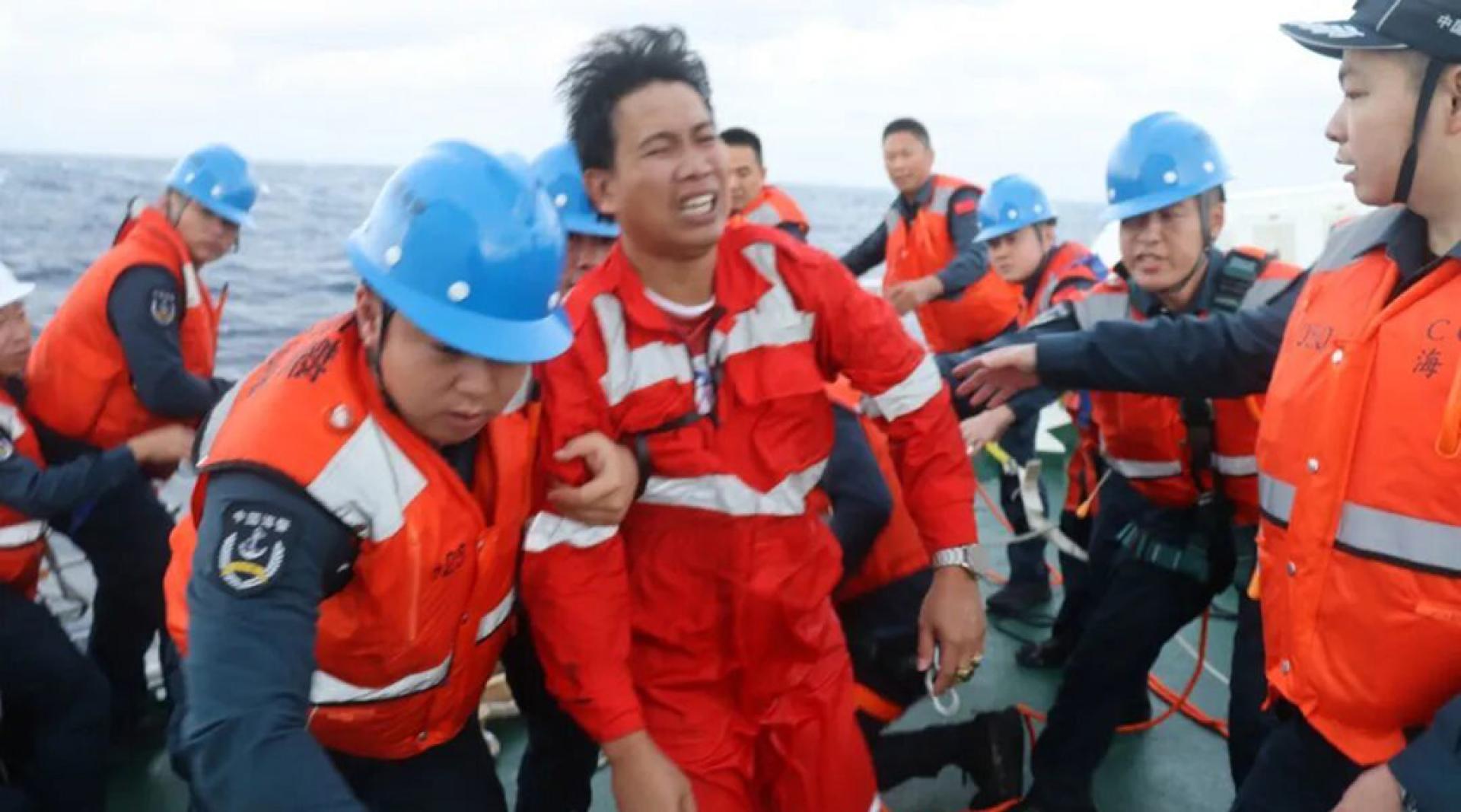中国海警救起菲律宾籍落水船员。
