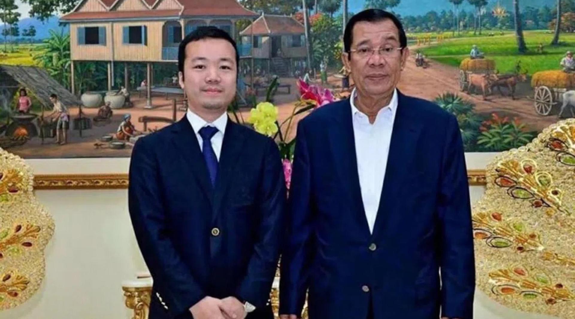 2020年7月20日，陈志被授予“勋爵”称号后，与柬埔寨时任首相洪森合照。