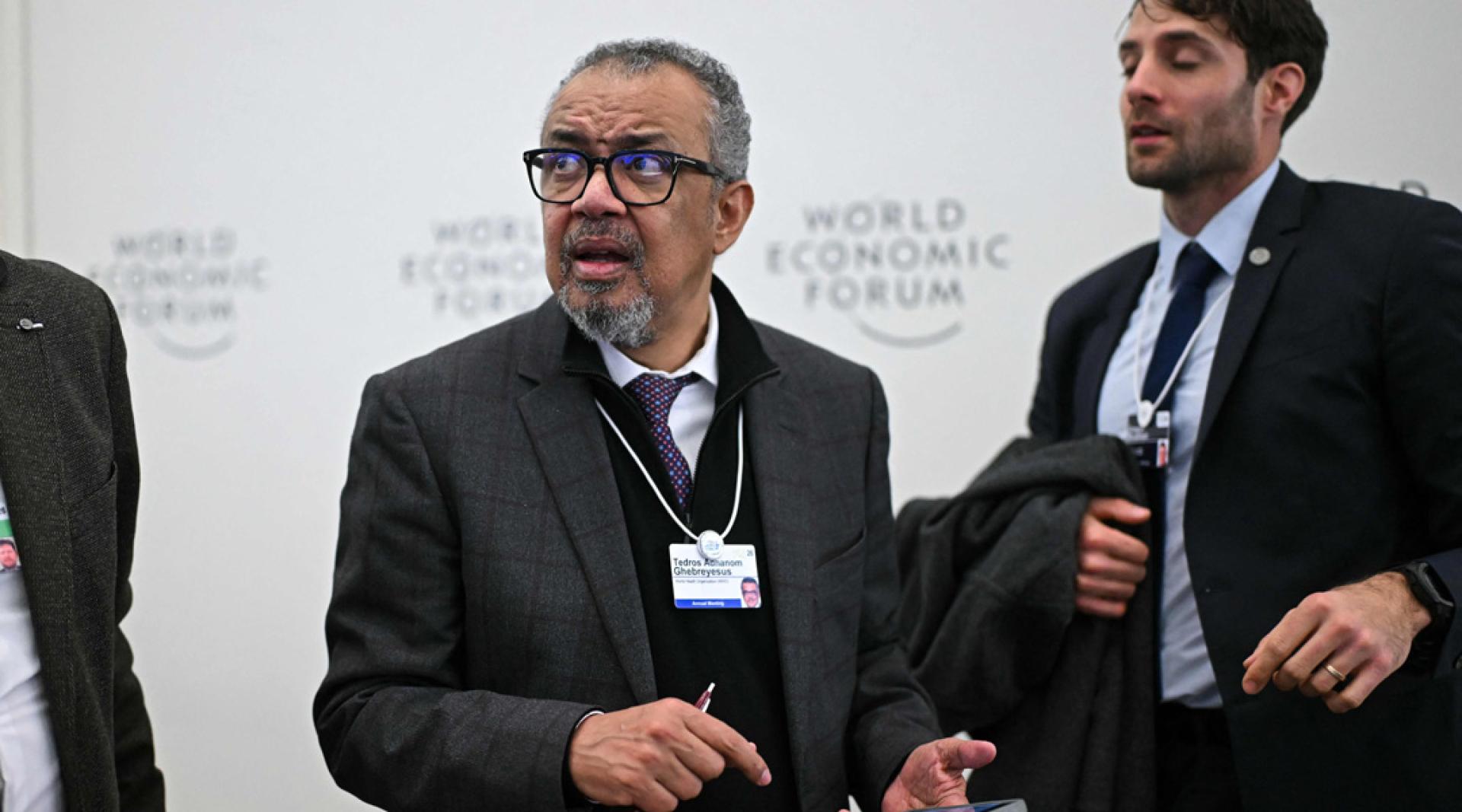 世界卫生组织总干事谭德塞（中）21日出席达沃斯举行的世界经济论坛年会。
