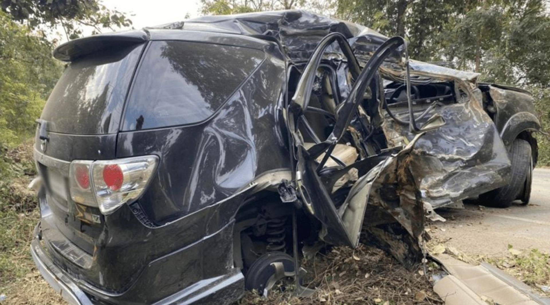 一辆挂曼谷车牌的7人车在公路旁失控撞向路边大树，造成车内3人死亡。