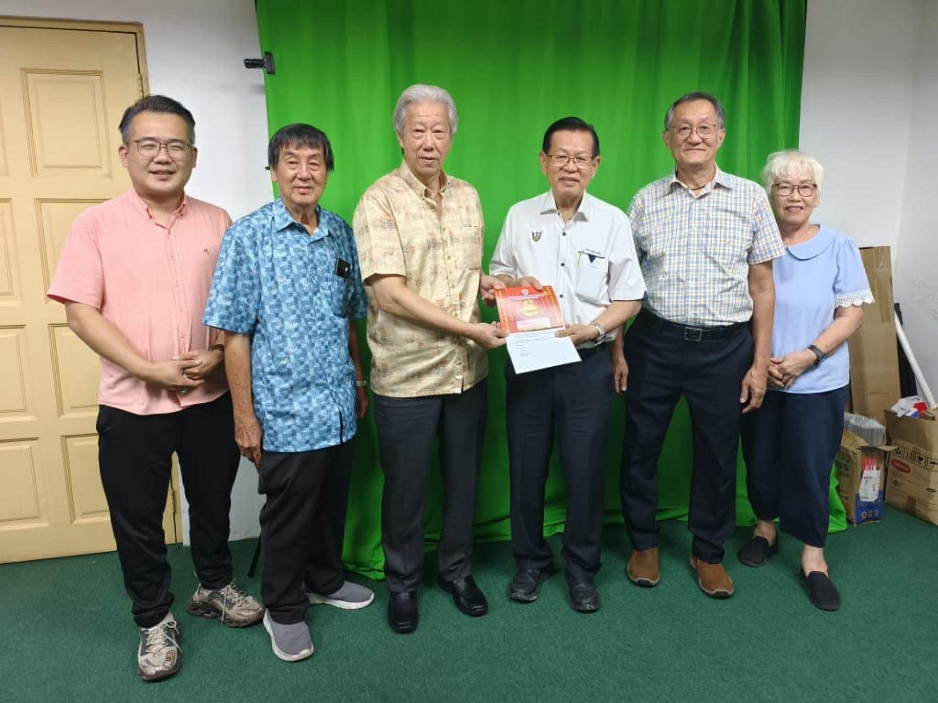 紫理阁阁长贝清湛（左3）及43周年阁庆筹备会主席陈国和（左2）率领筹委会成员，日前礼貌拜会砂拉越交通部长拿督斯里李景胜（右3），邀请其出席紫理阁创阁43周年庆典。